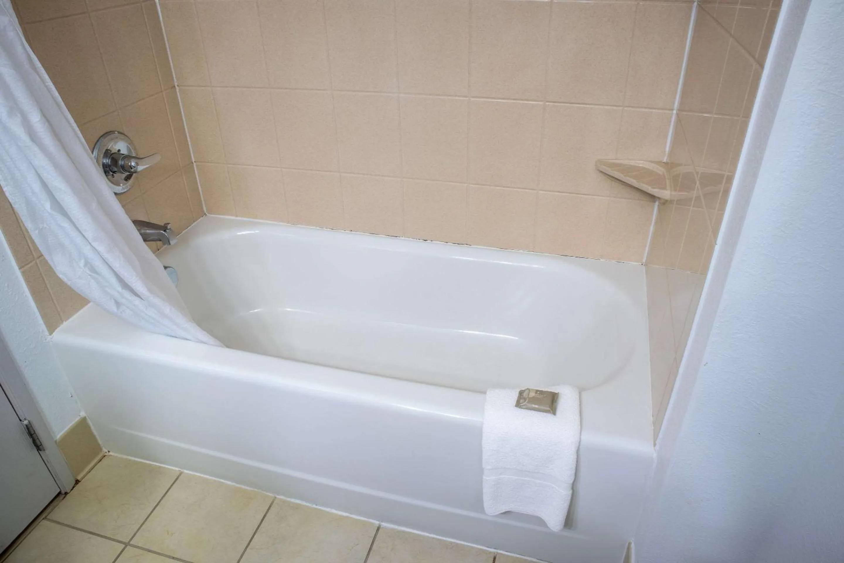 Bedroom in Country Inn & Suites by Radisson, Wilmington, NC