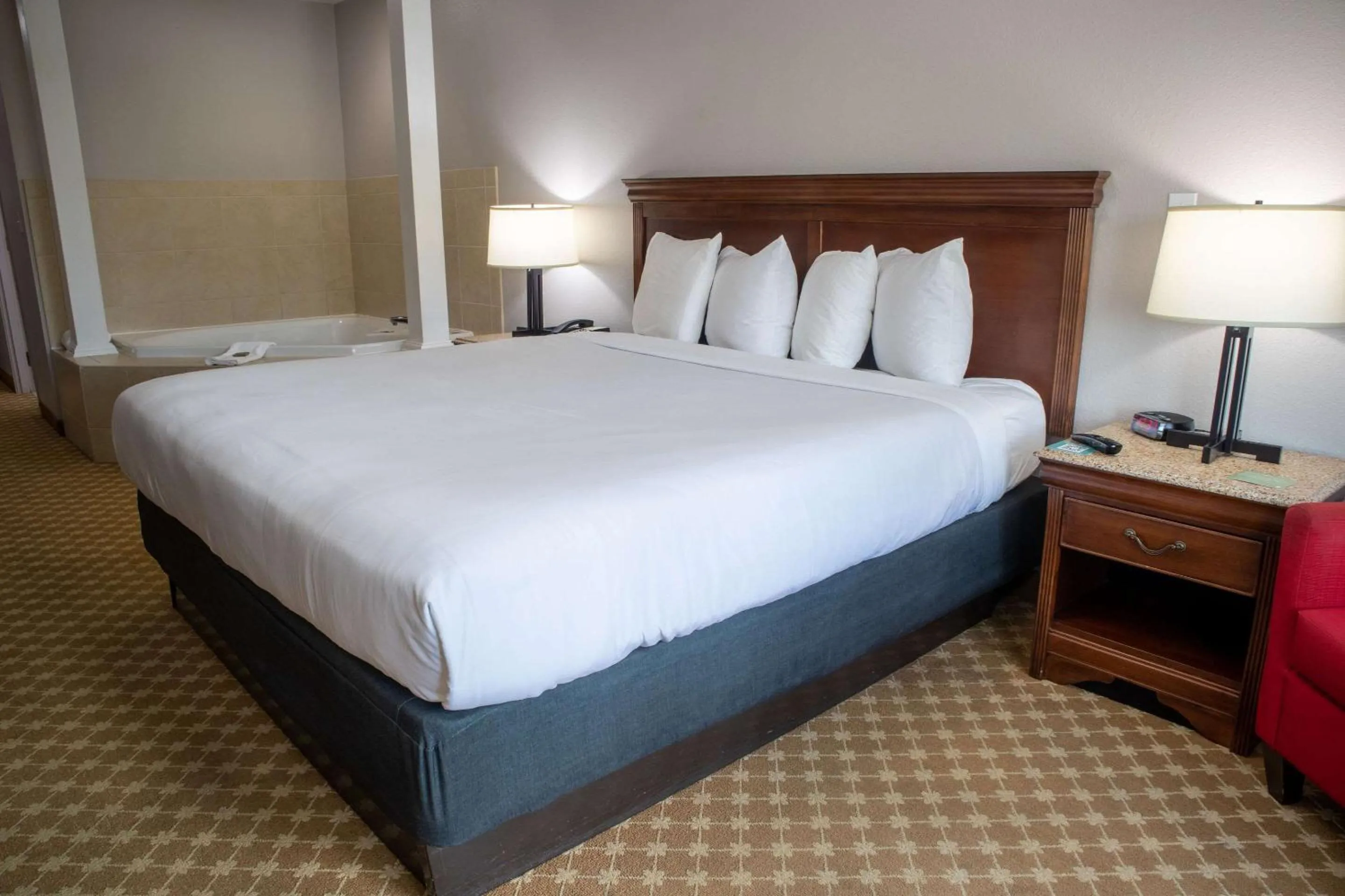 Bedroom, Bed in Country Inn & Suites by Radisson, Wilmington, NC