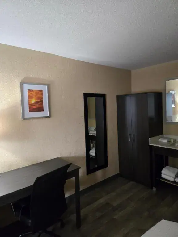 King Room - Disability Access/Non-Smoking in Days Inn by Wyndham Charlotte Northlake King Room - Disability Access/Non-Smoking in Days Inn by Wyndham Charlotte Northlake