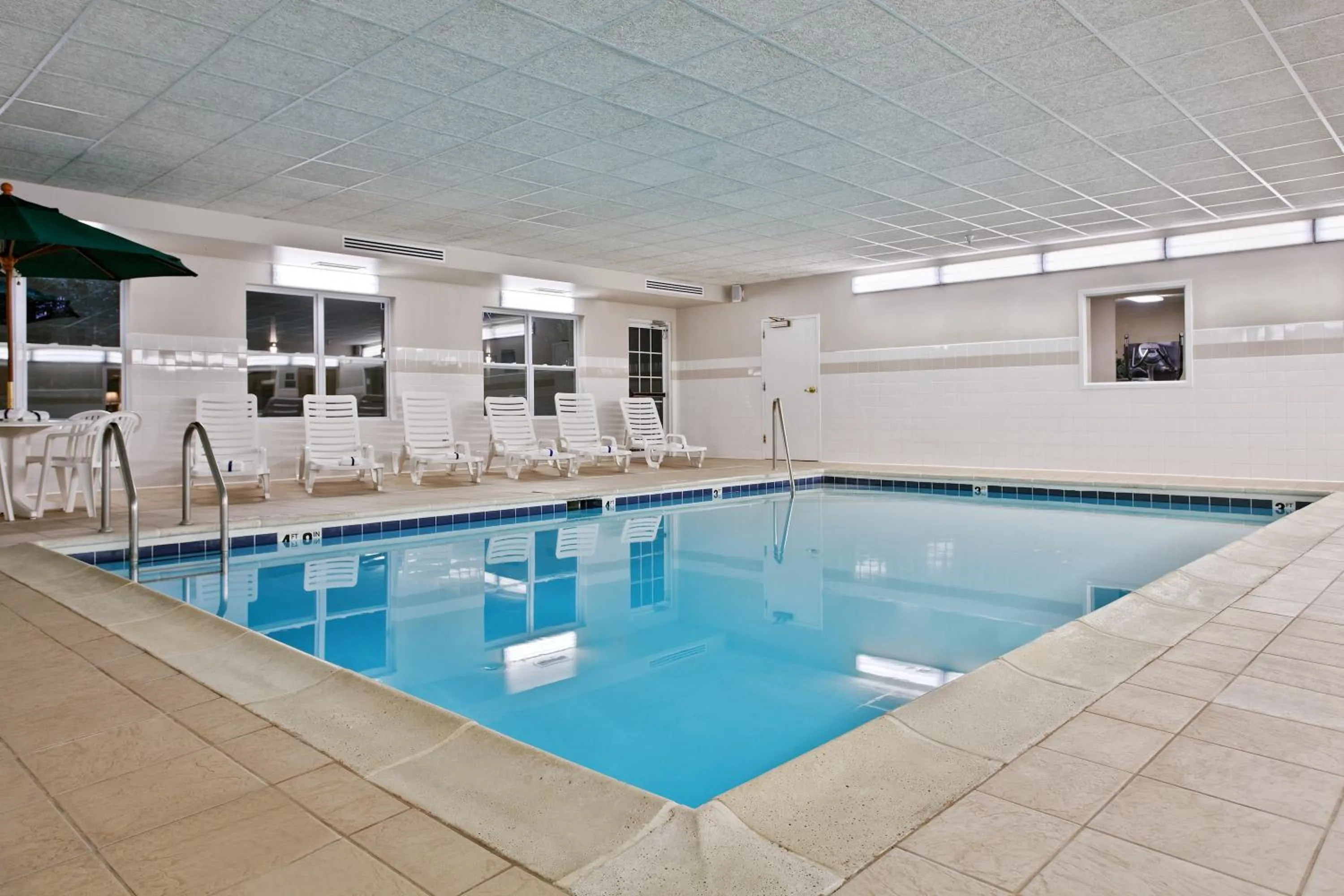 Swimming pool in Country Inn & Suites by Radisson, Peoria North, IL