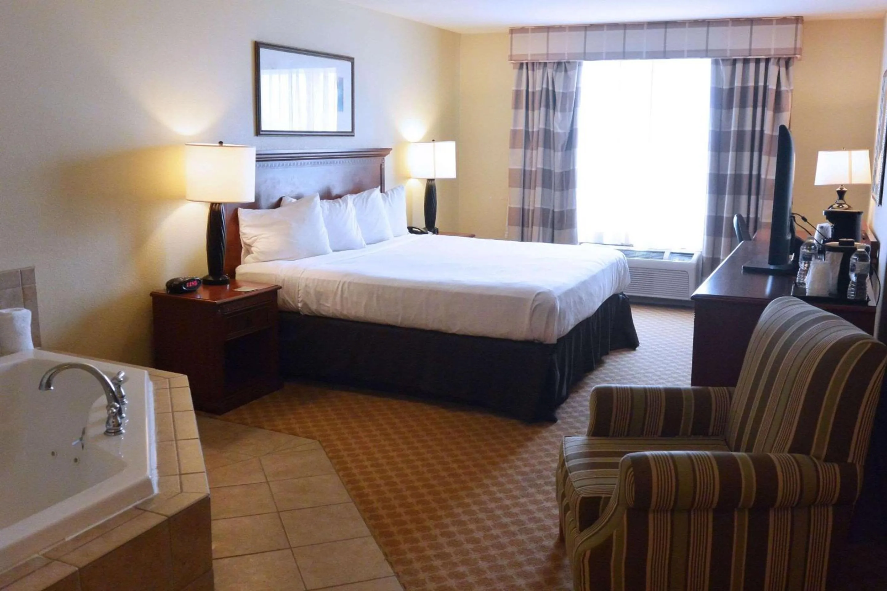 Bedroom, Bed in Country Inn & Suites by Radisson, Peoria North, IL