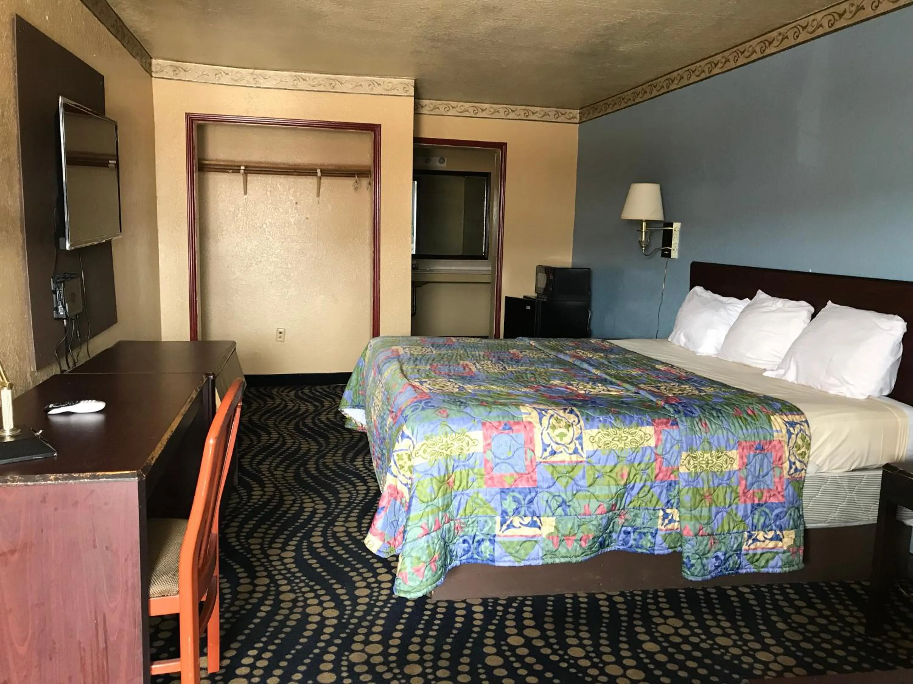 Bed in Deluxe Inn Kilgore
