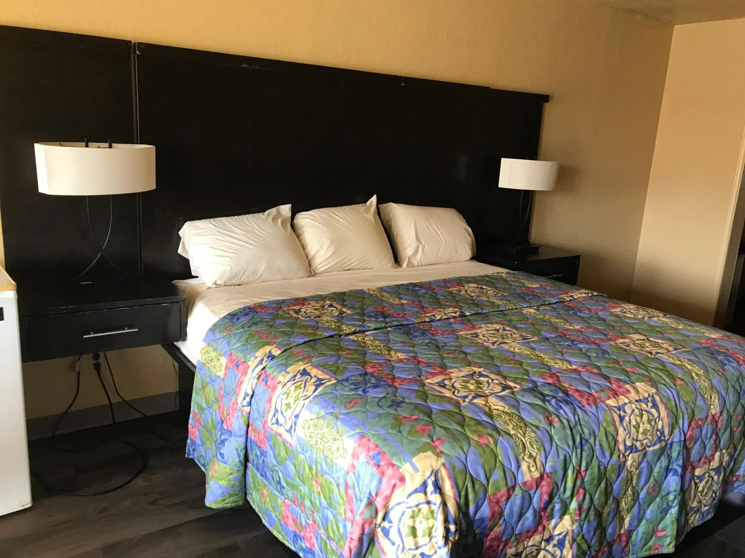 Bed in Deluxe Inn Kilgore