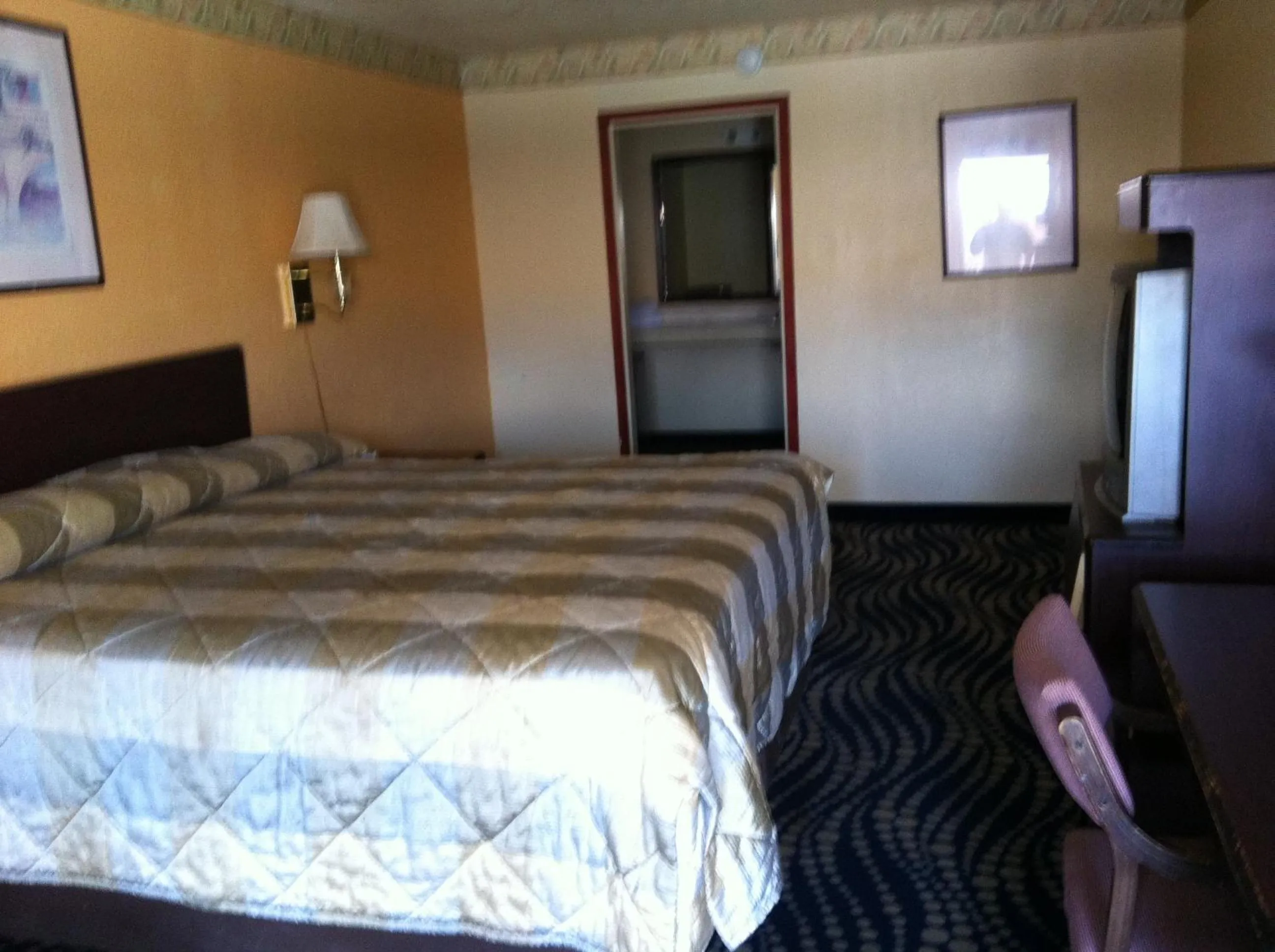 Bed in Deluxe Inn Kilgore