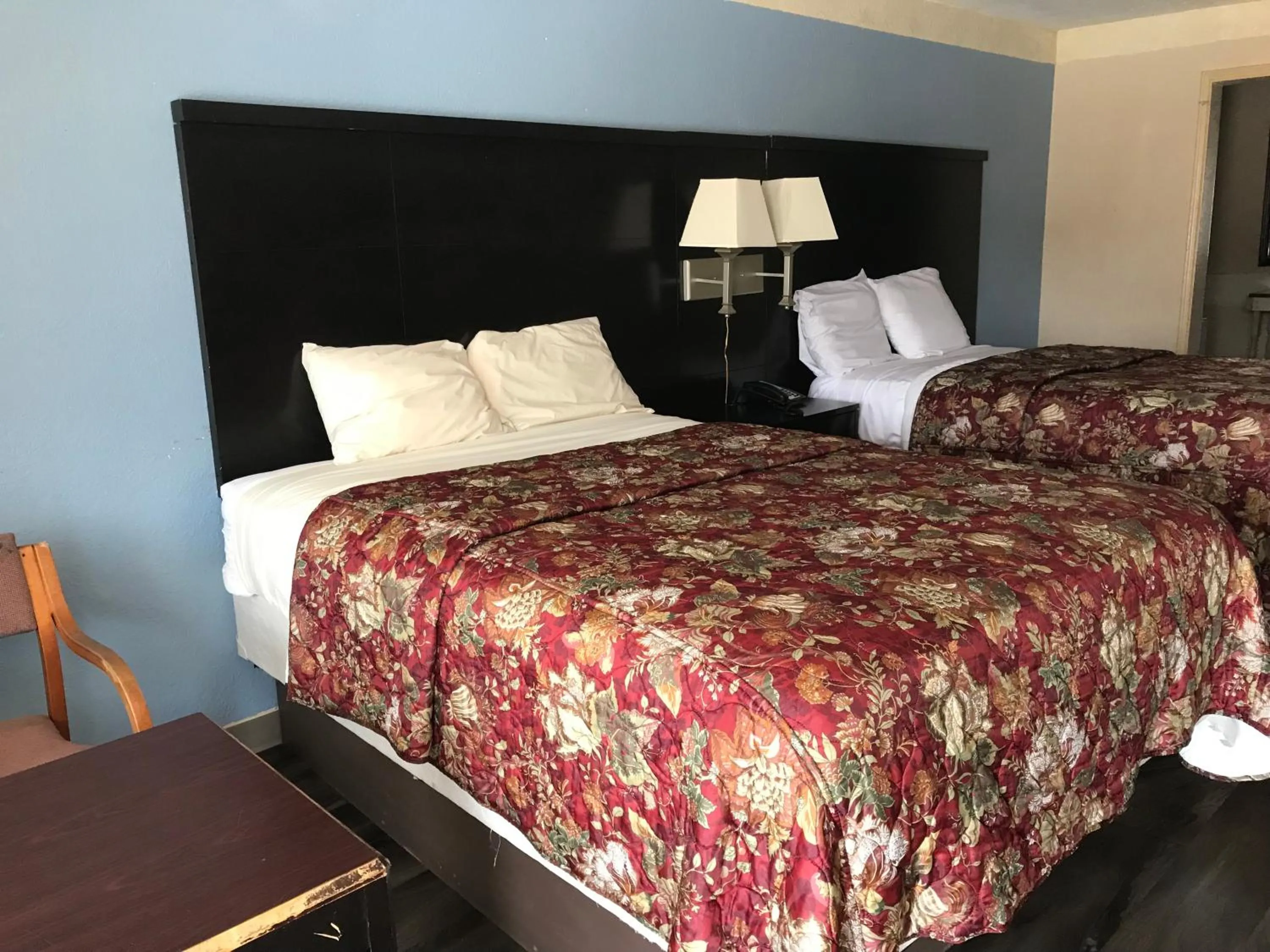 Bed in Deluxe Inn Kilgore