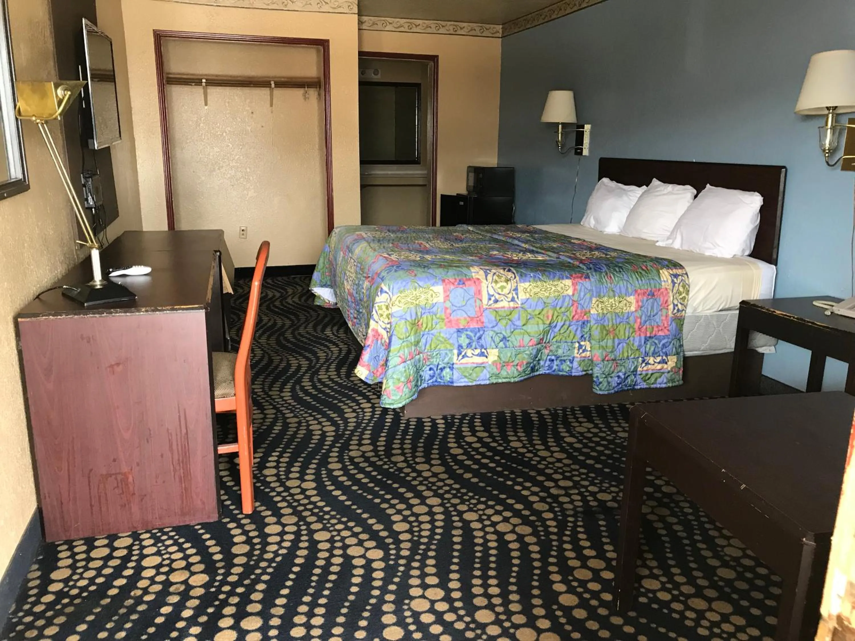 Bed in Deluxe Inn Kilgore