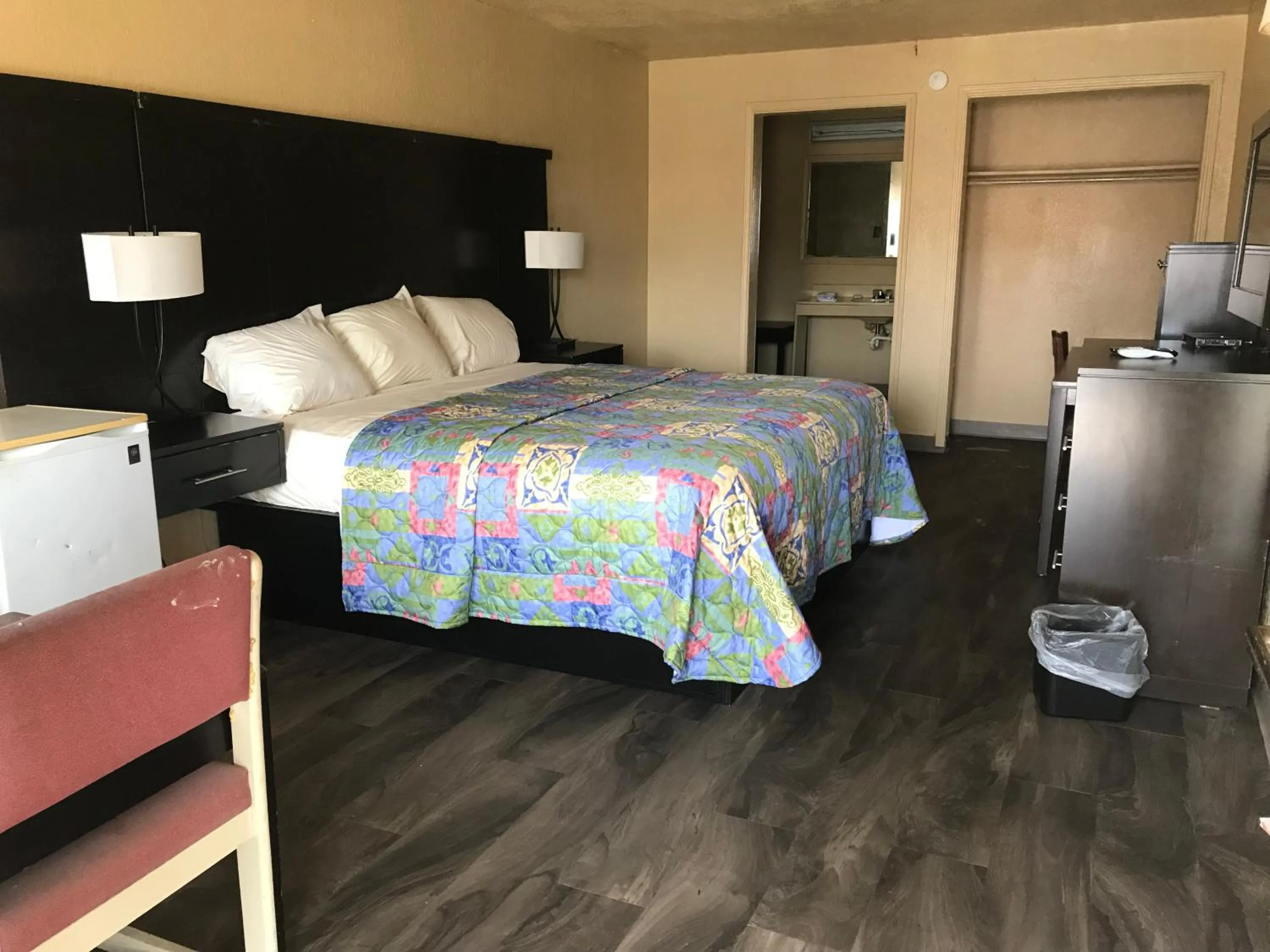 Bed in Deluxe Inn Kilgore