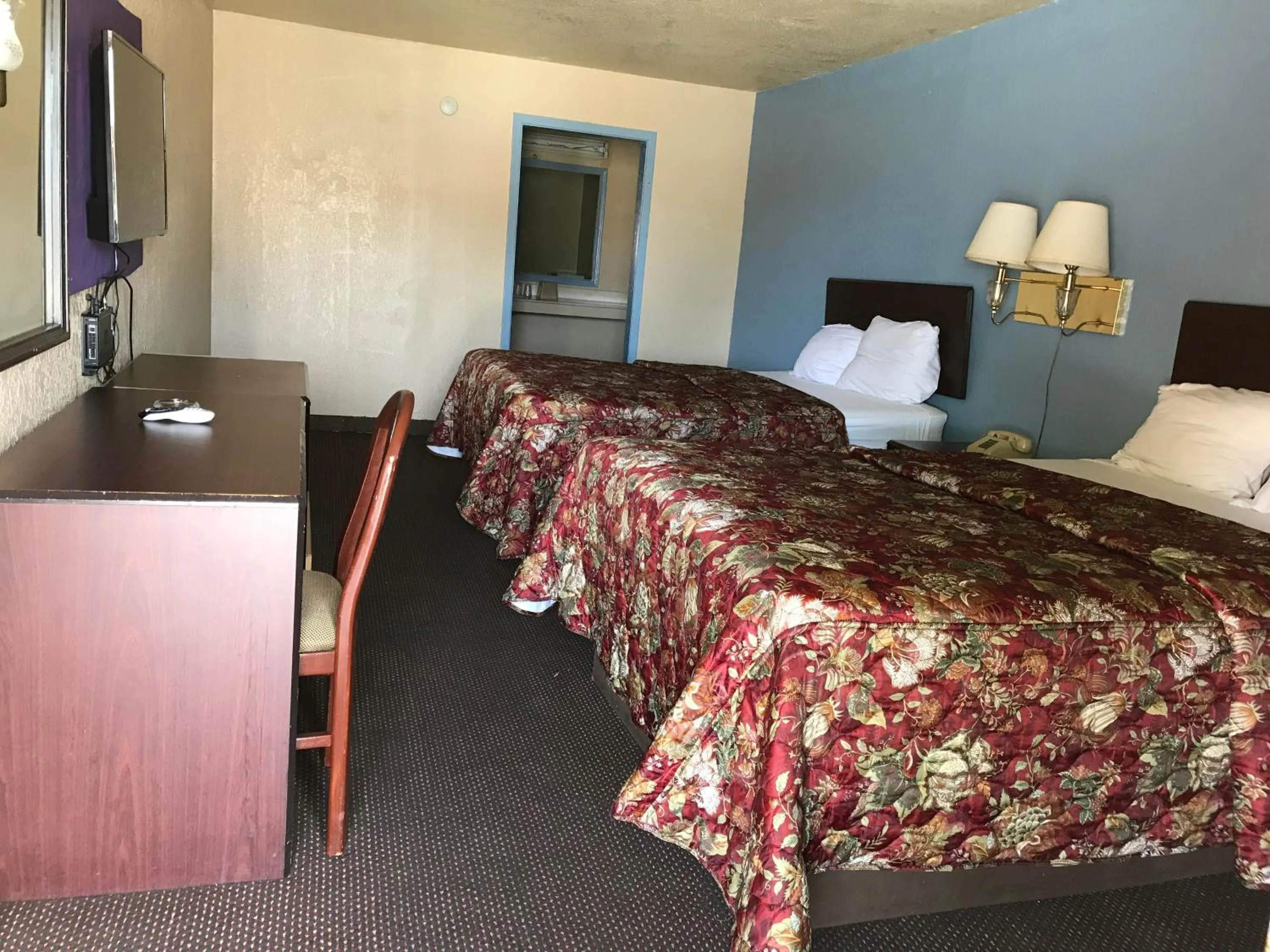 Bed in Deluxe Inn Kilgore