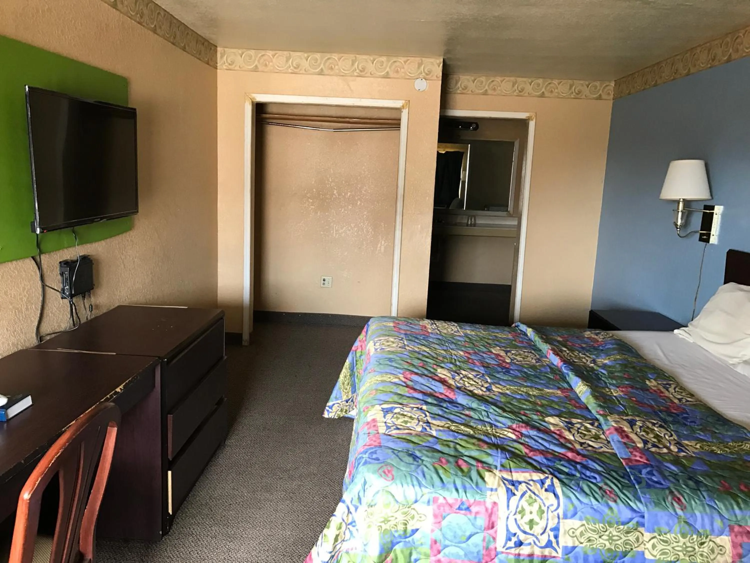 Bed in Deluxe Inn Kilgore