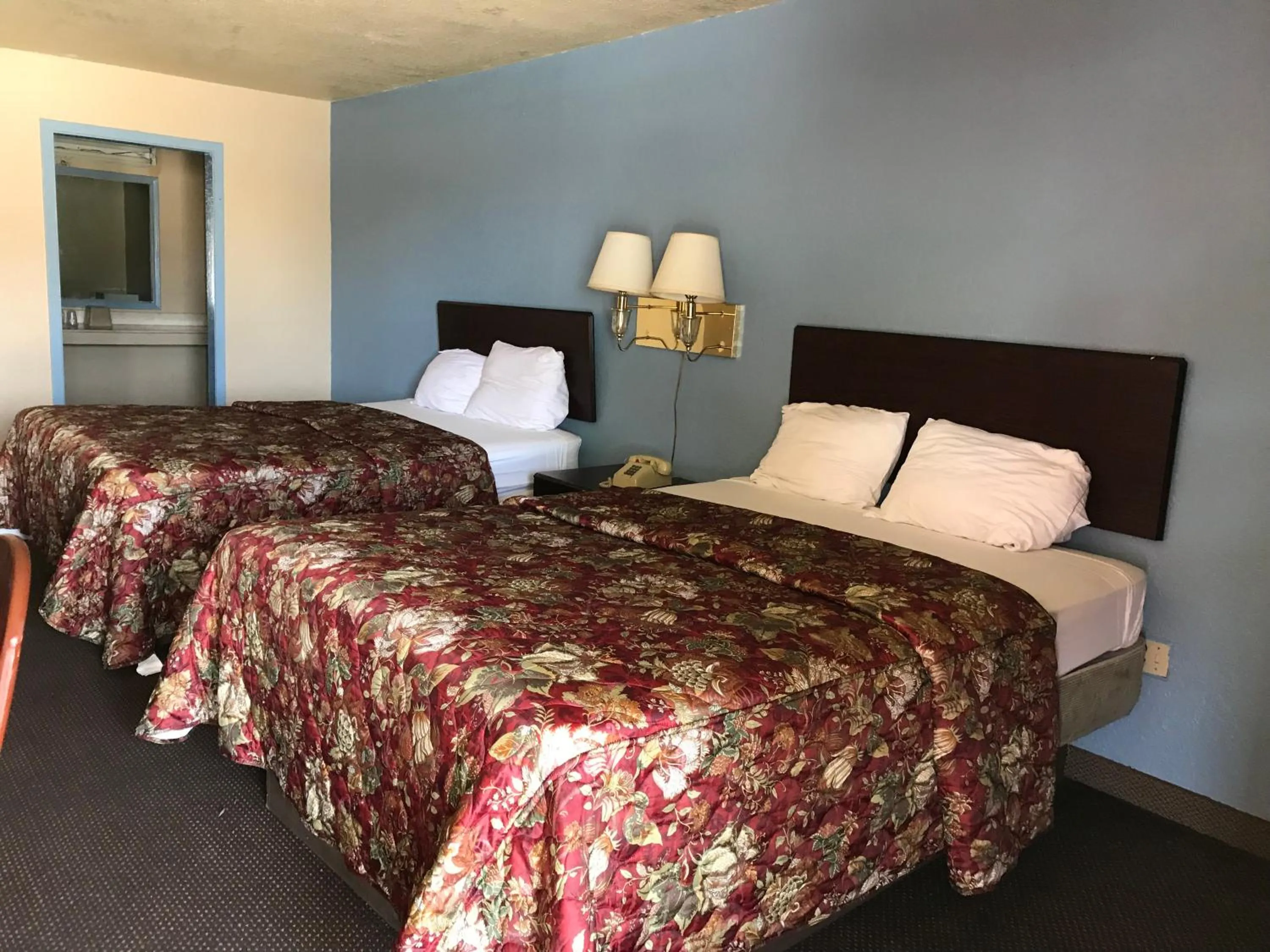 Bed in Deluxe Inn Kilgore