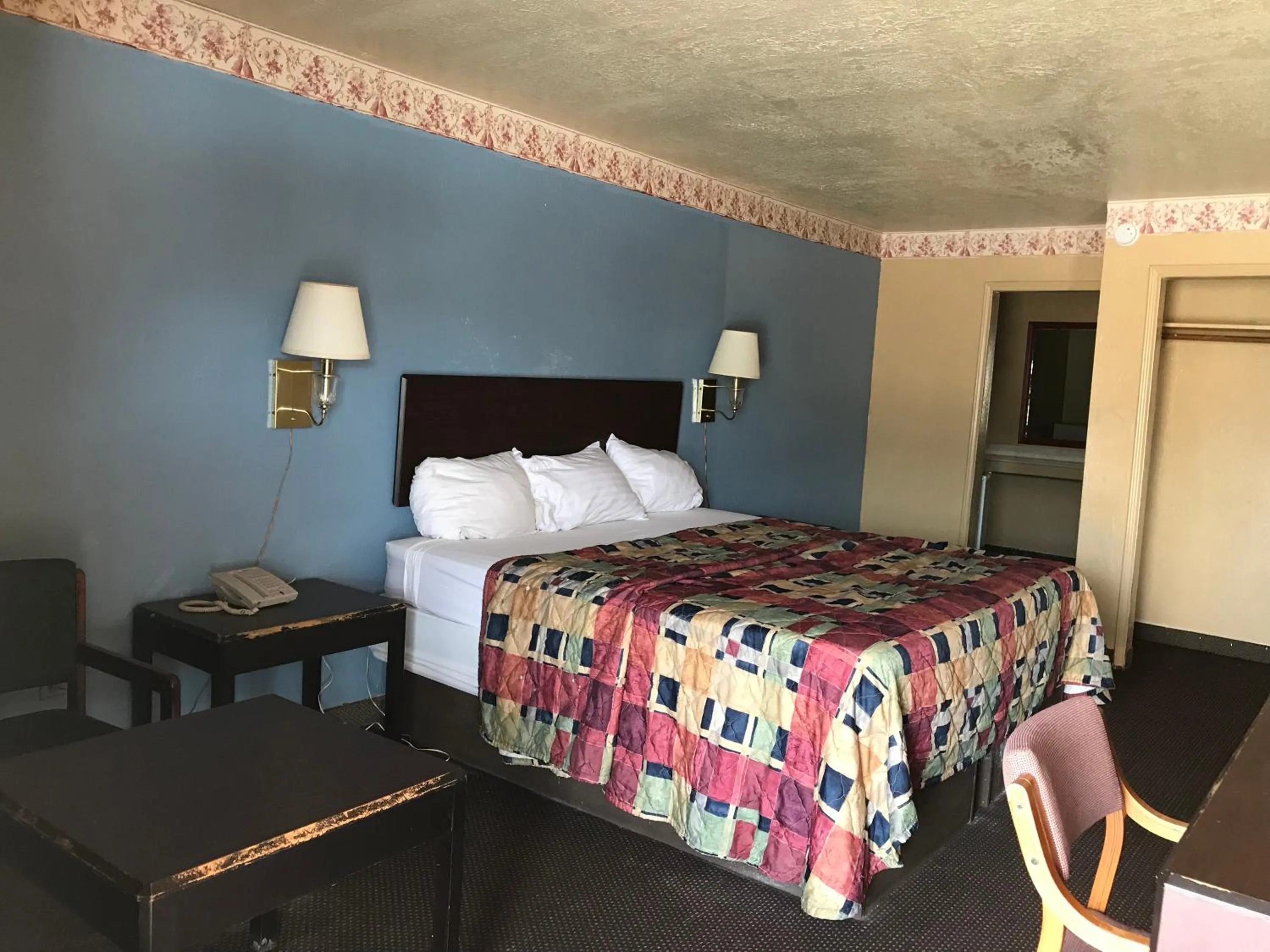 Bed in Deluxe Inn Kilgore