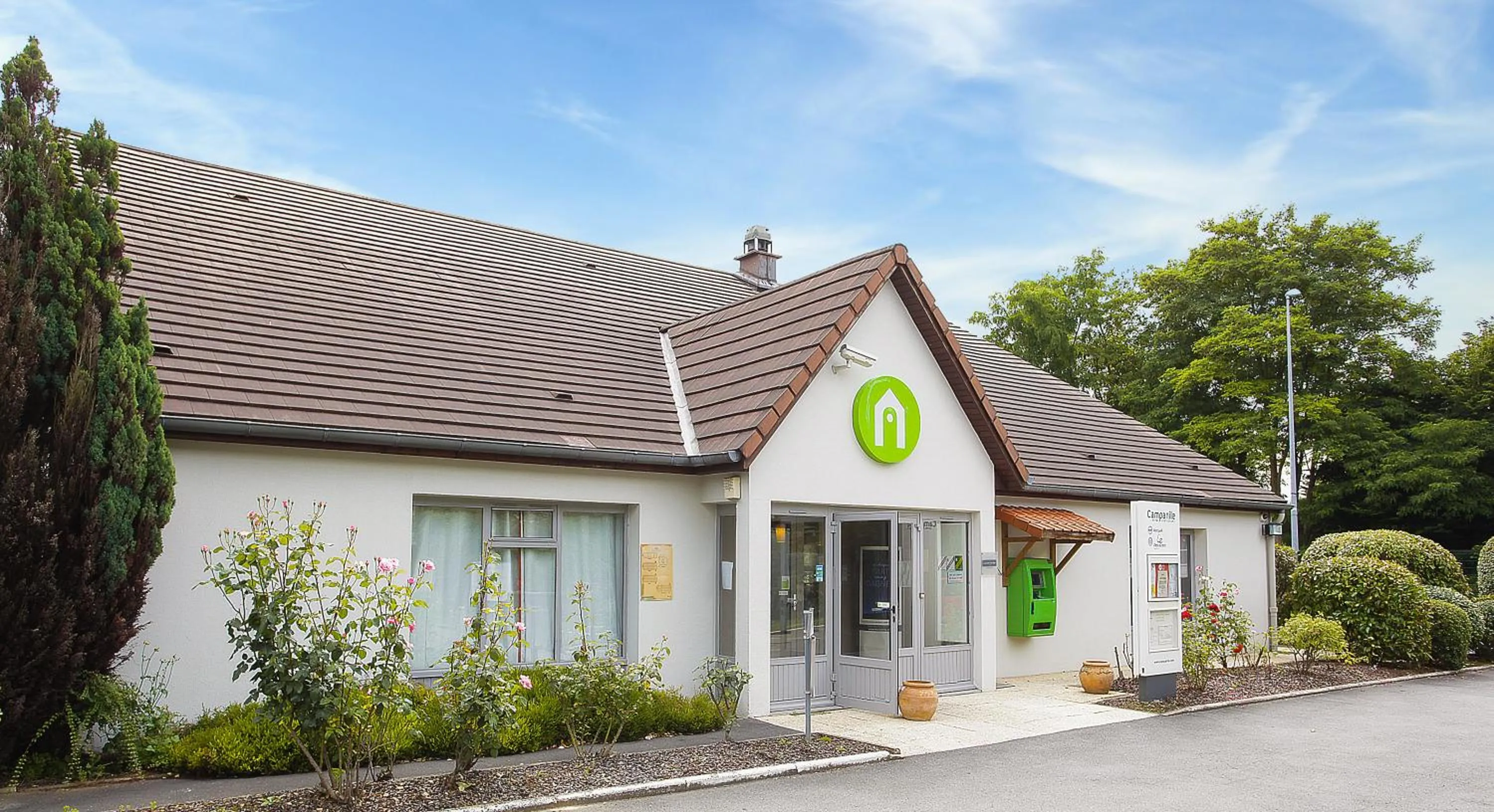 Facade/entrance in Campanile Evry Est - Saint Germain les Corbeil