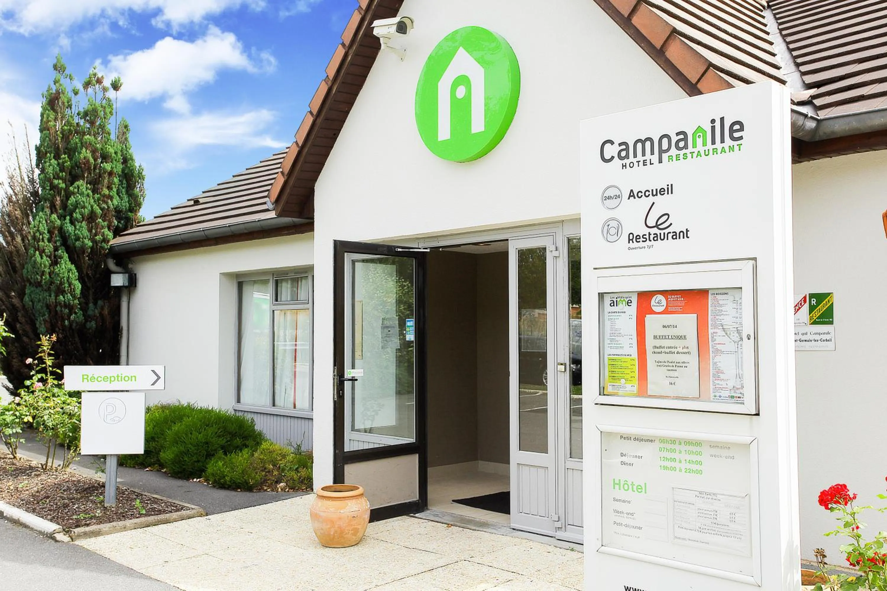 Facade/entrance in Campanile Evry Est - Saint Germain les Corbeil