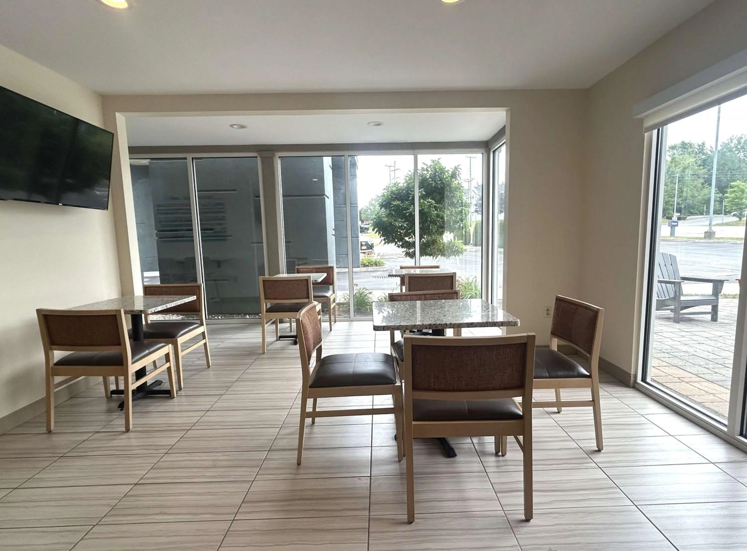 Breakfast in Best Western Erie Inn & Suites