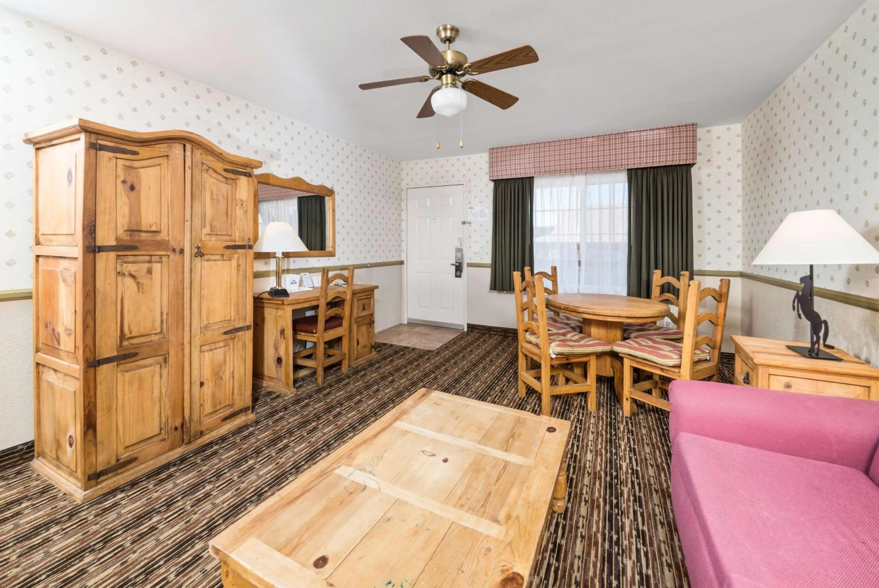 Living room in Days Inn by Wyndham Lebec