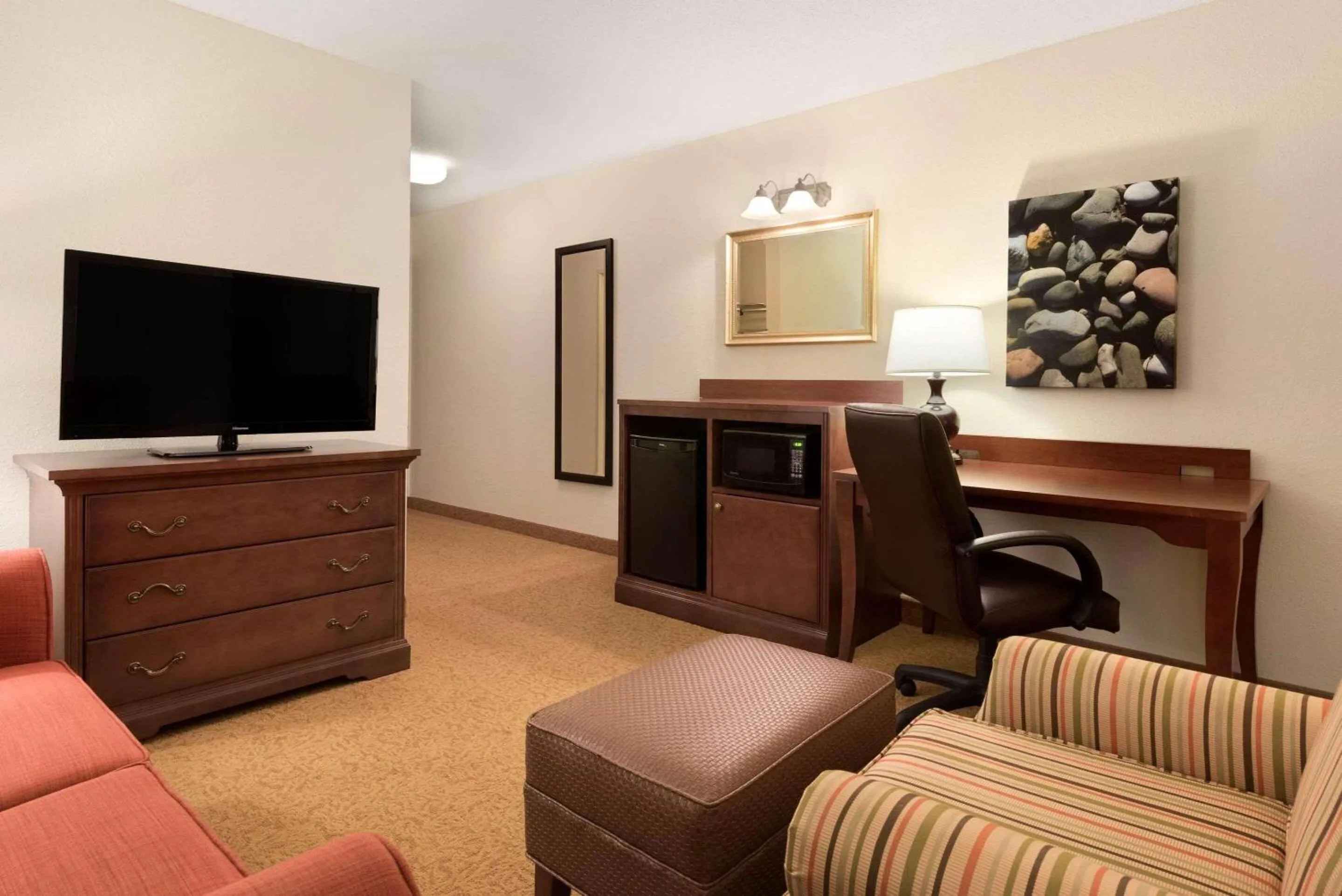 Bedroom in Country Inn & Suites by Radisson, Cedar Rapids Airport, IA