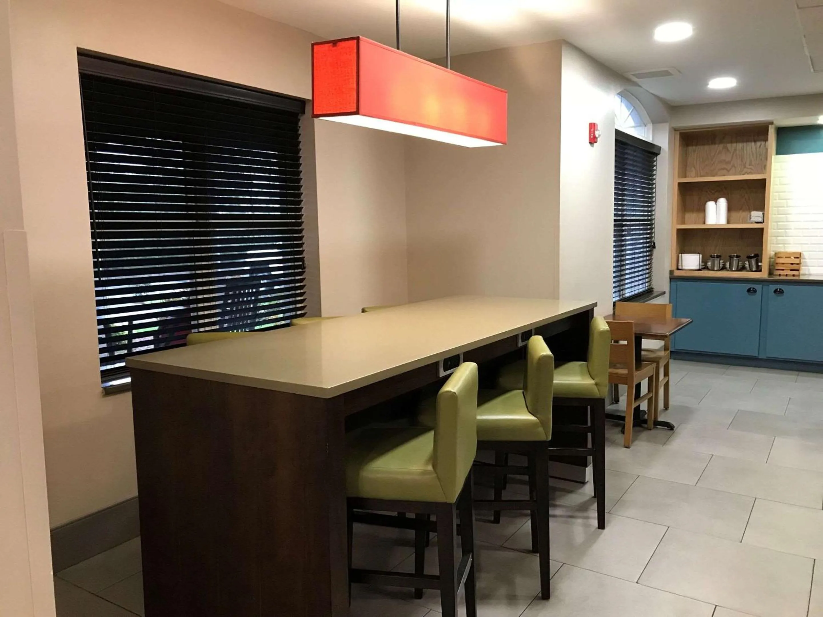 Breakfast in Country Inn & Suites by Radisson, Emporia, VA