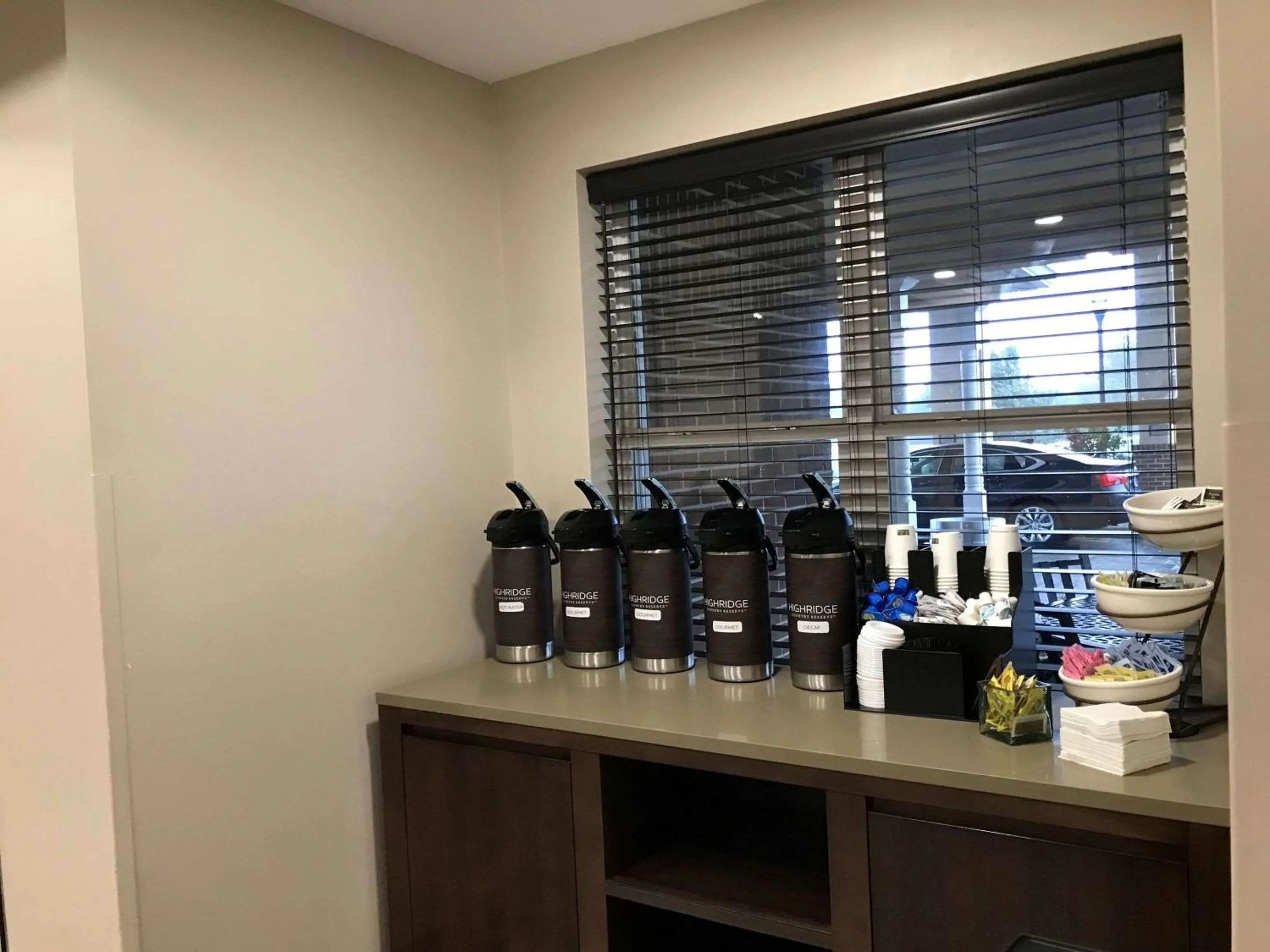 Breakfast in Country Inn & Suites by Radisson, Emporia, VA