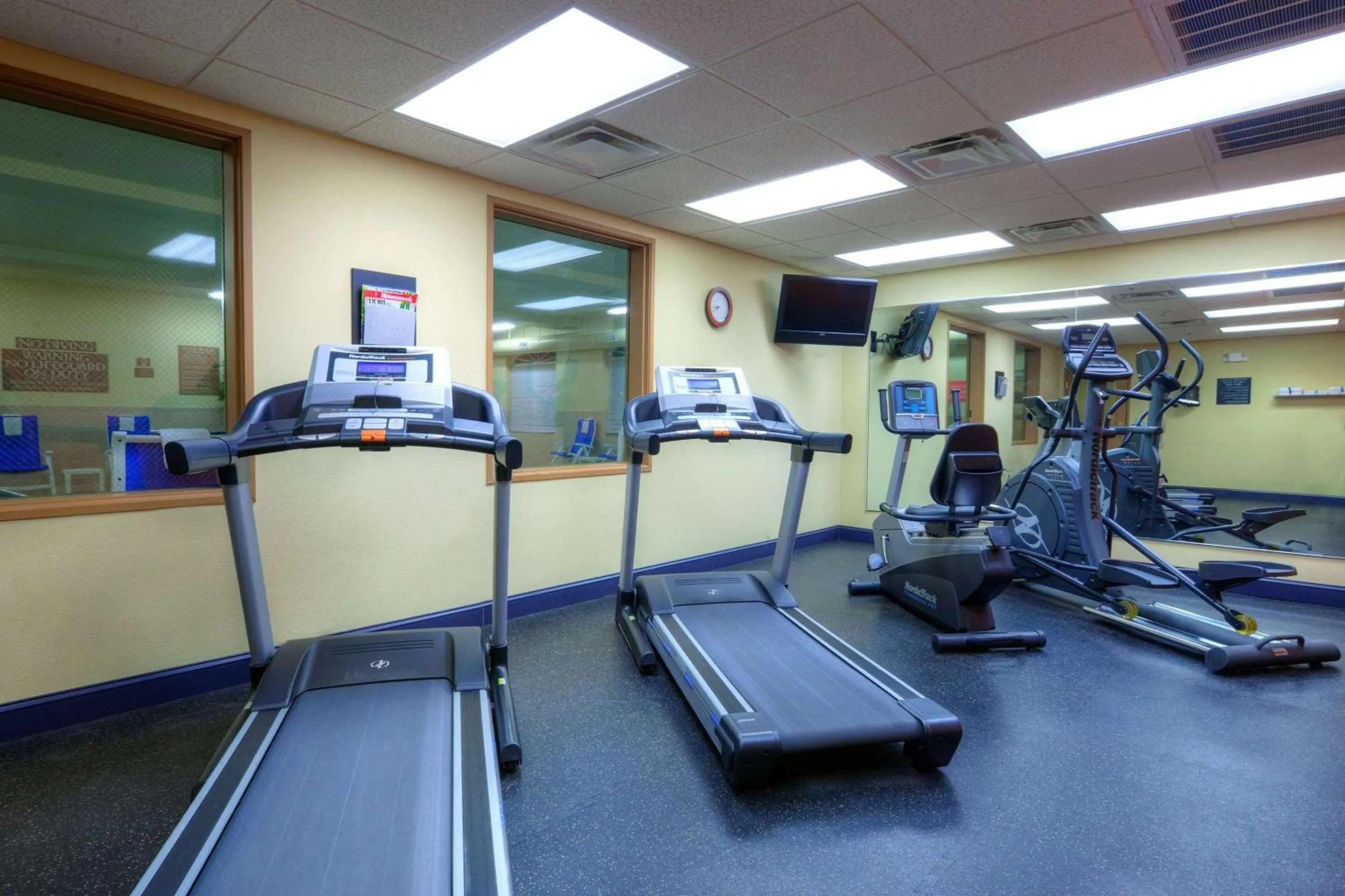 Fitness centre/facilities in Country Inn & Suites by Radisson, Emporia, VA