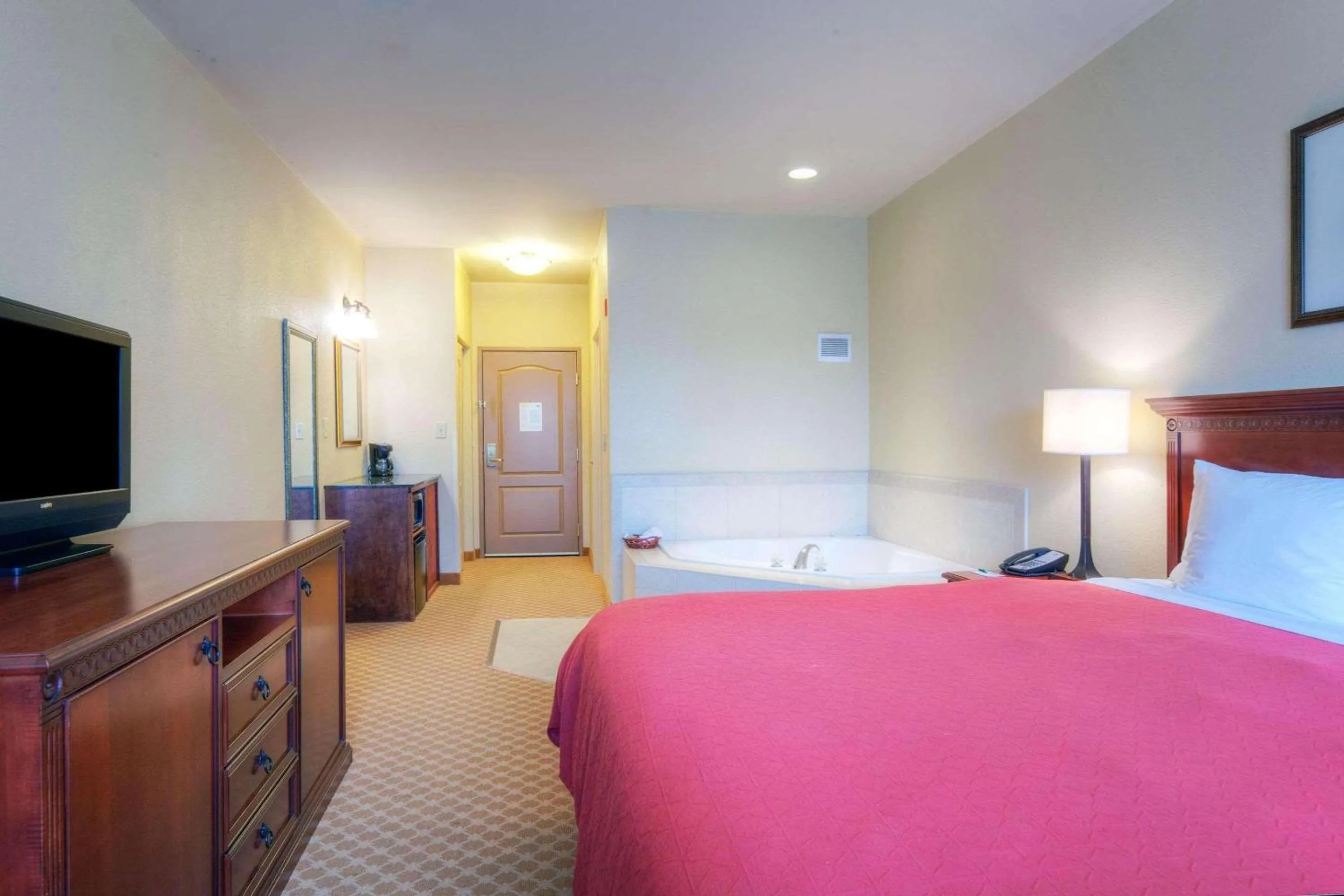 Bedroom, Bed in Country Inn & Suites by Radisson, Emporia, VA