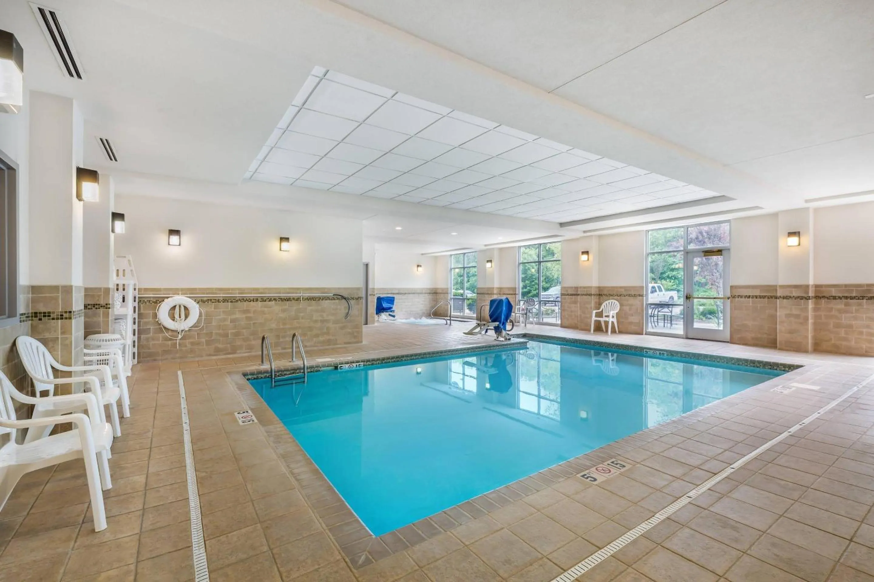 Swimming pool in Comfort Inn & Suites Dover