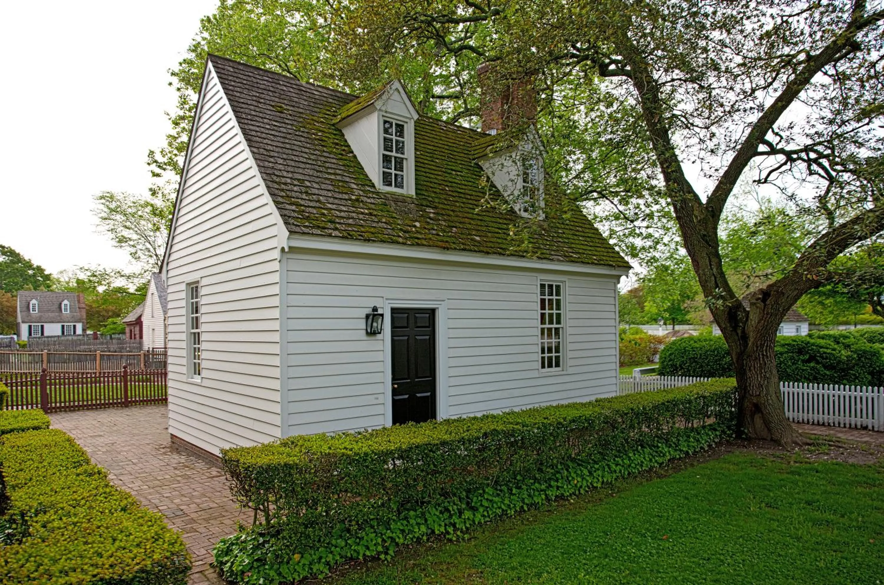 Property building in Colonial Houses, an official Colonial Williamsburg Hotel