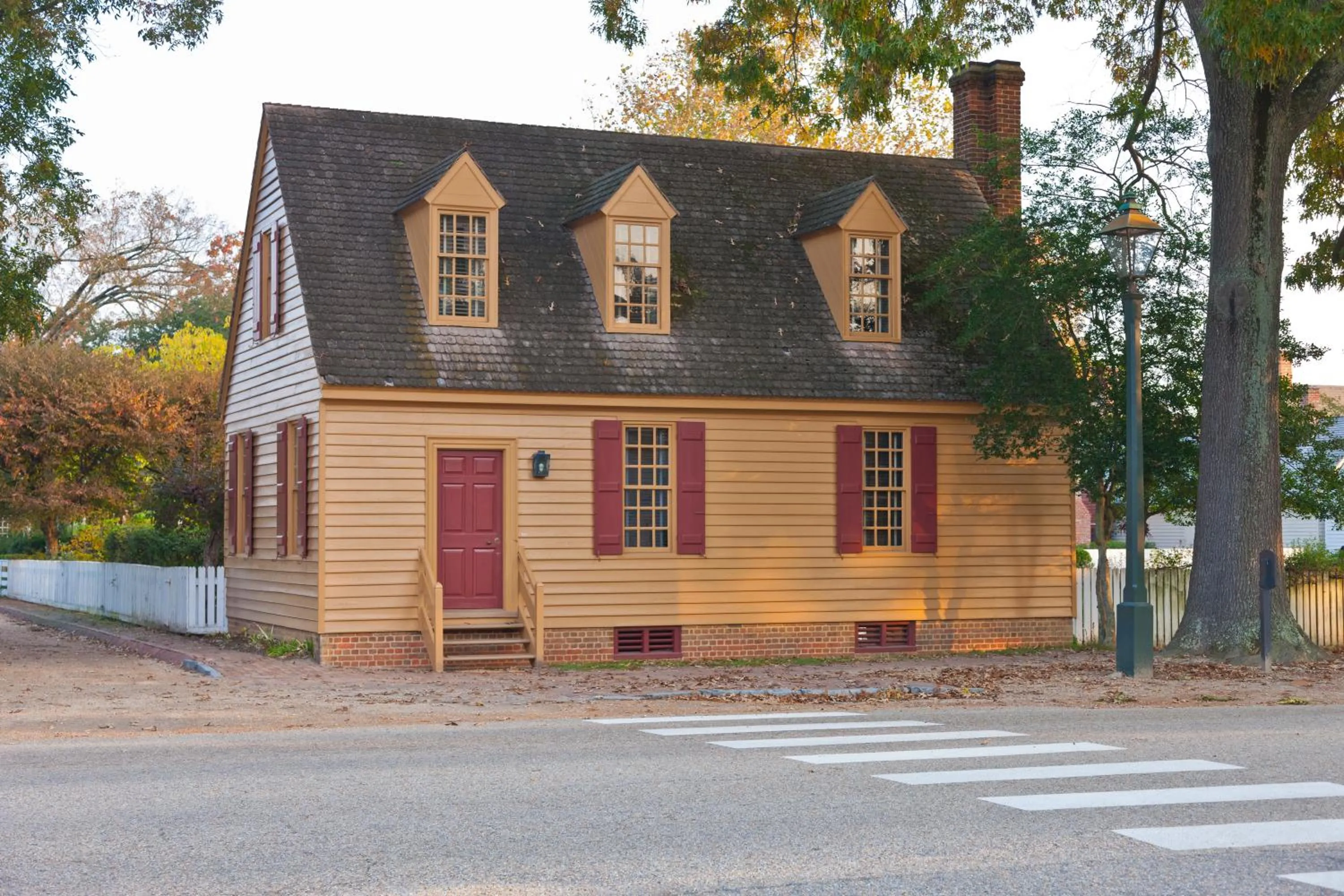 Property building in Colonial Houses, an official Colonial Williamsburg Hotel