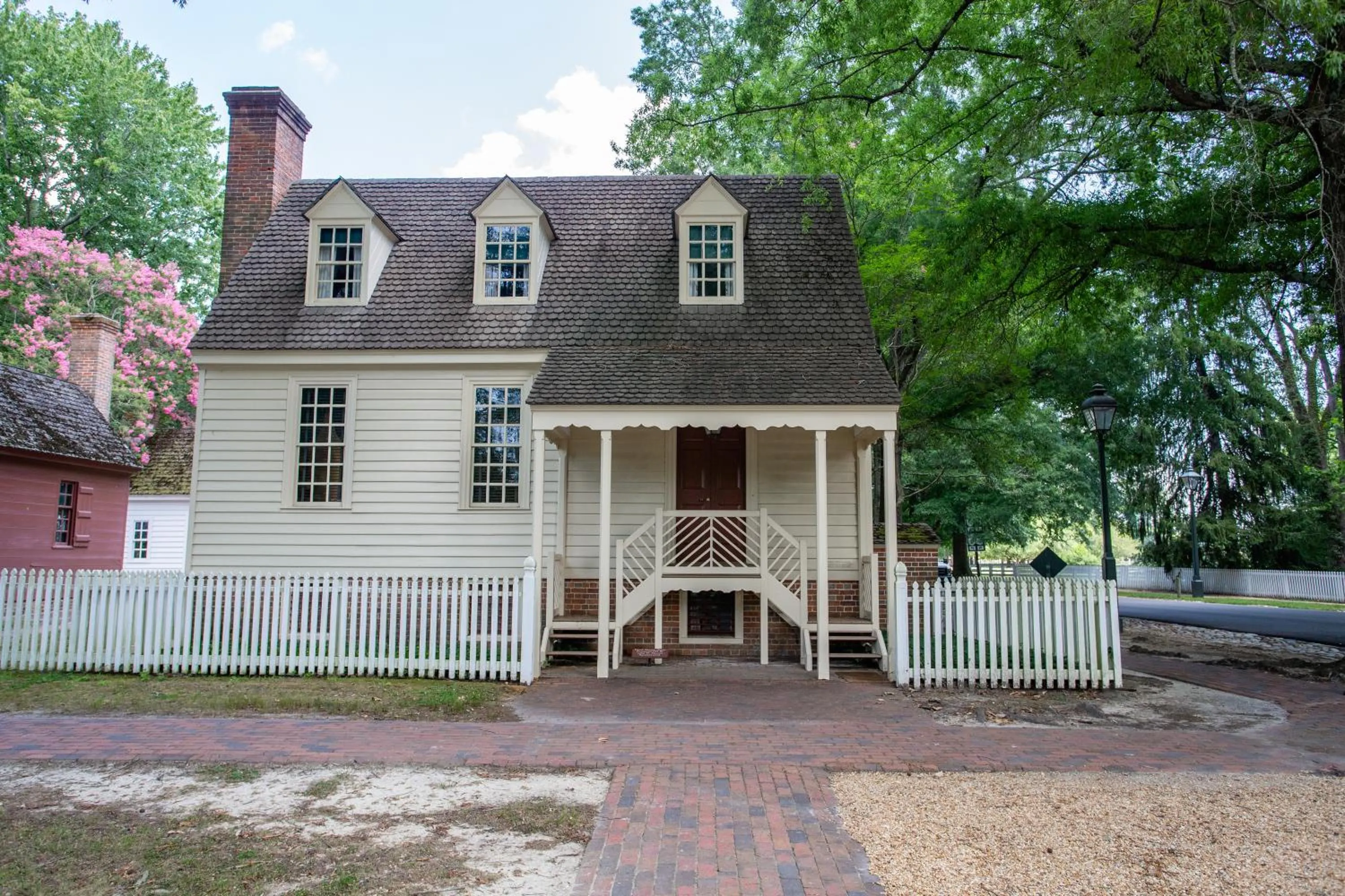 Property building in Colonial Houses, an official Colonial Williamsburg Hotel