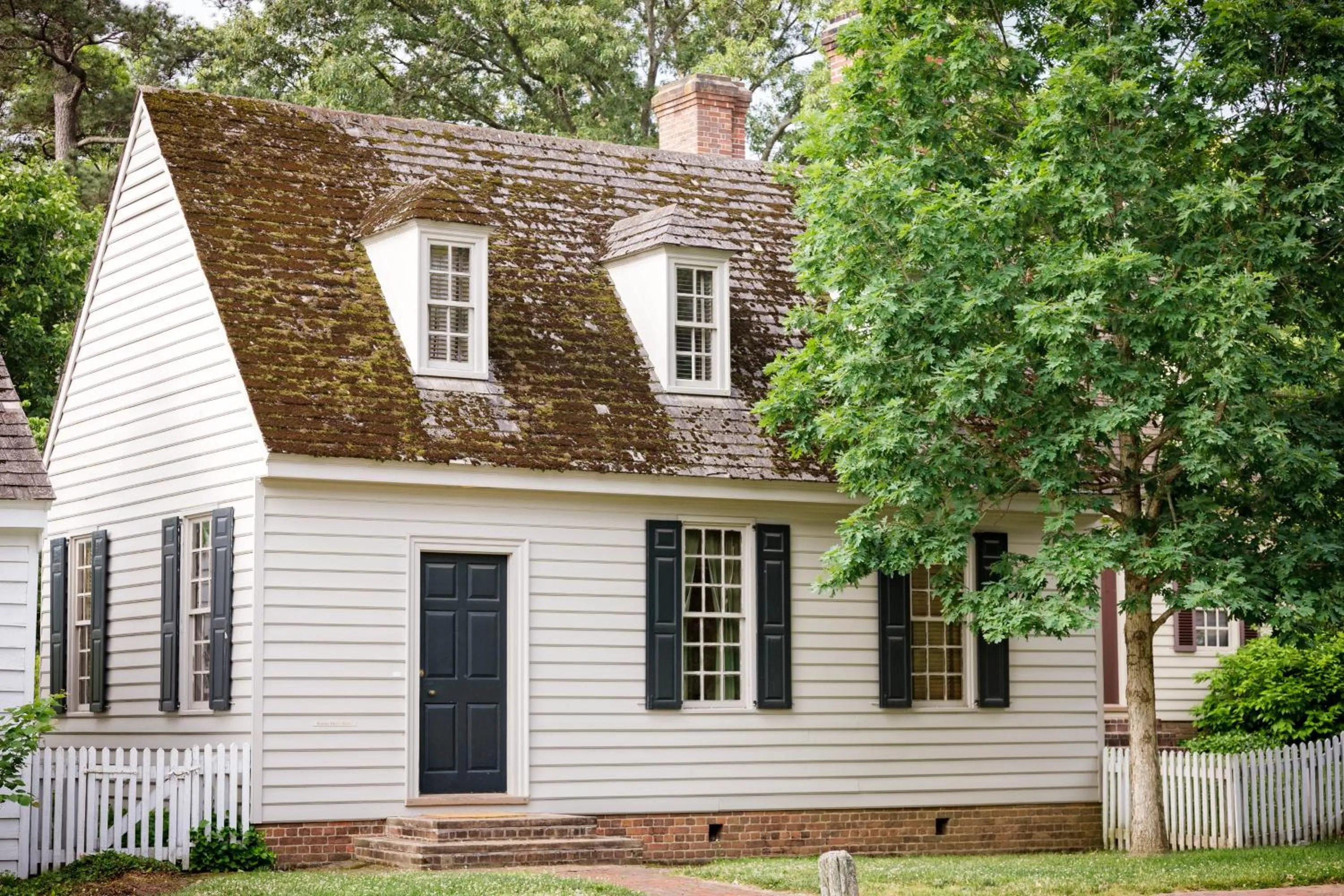Property building in Colonial Houses, an official Colonial Williamsburg Hotel