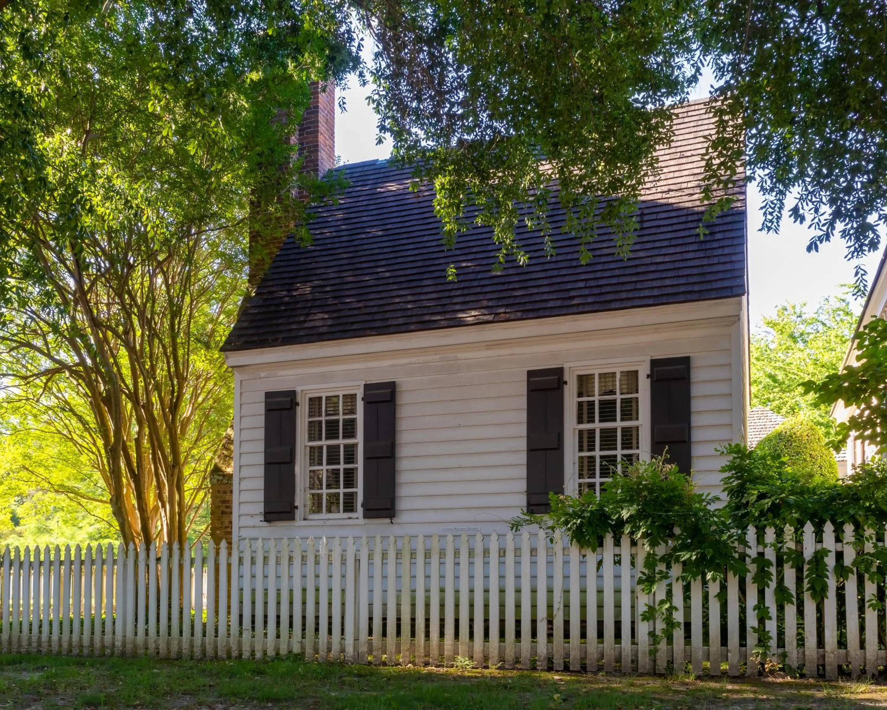 Property building in Colonial Houses, an official Colonial Williamsburg Hotel