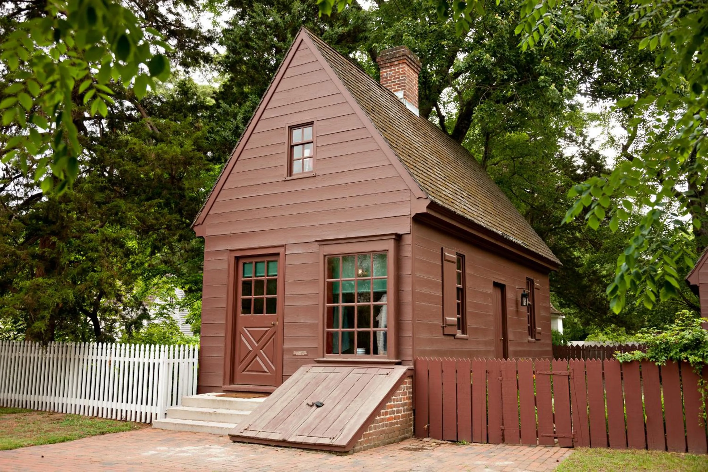 Property building in Colonial Houses, an official Colonial Williamsburg Hotel