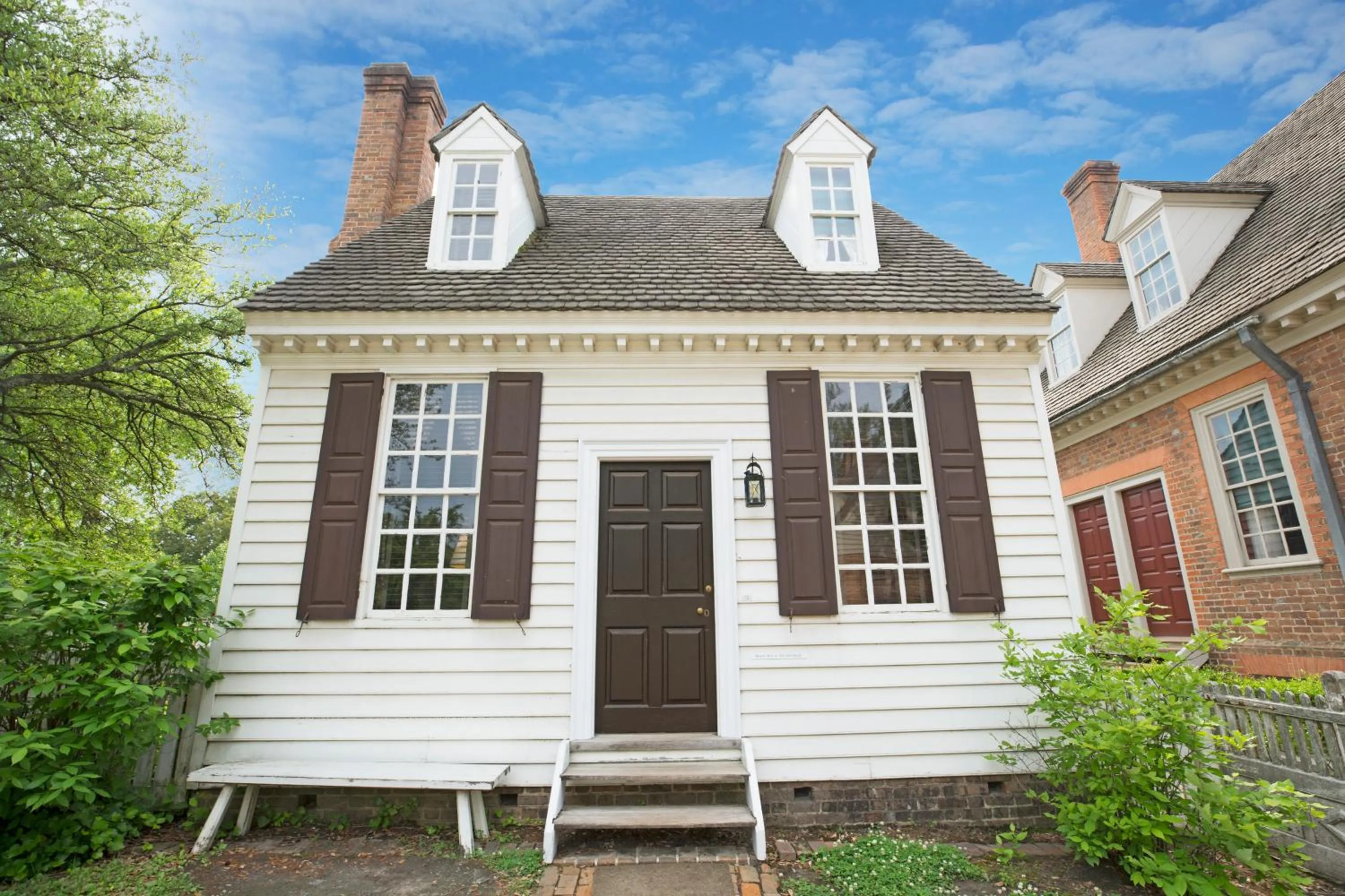 Property building in Colonial Houses, an official Colonial Williamsburg Hotel