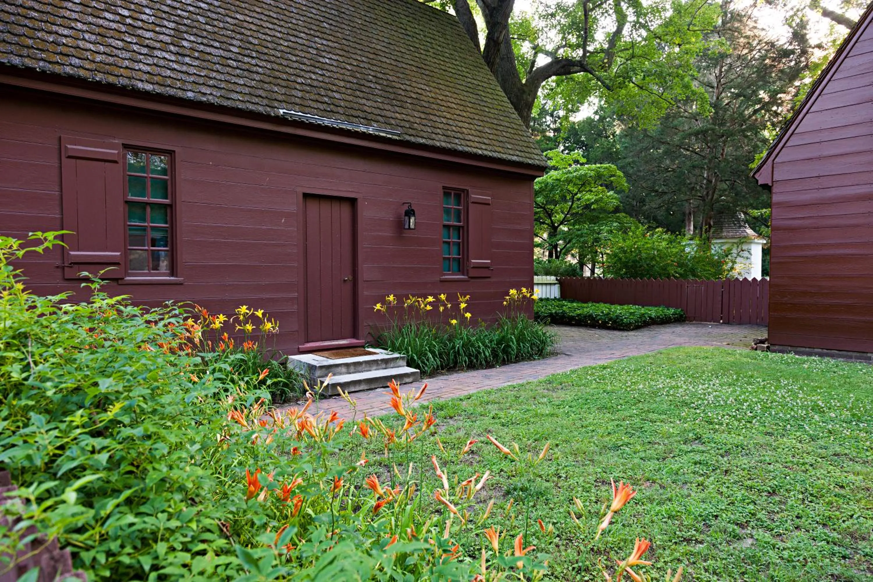 Property building in Colonial Houses, an official Colonial Williamsburg Hotel