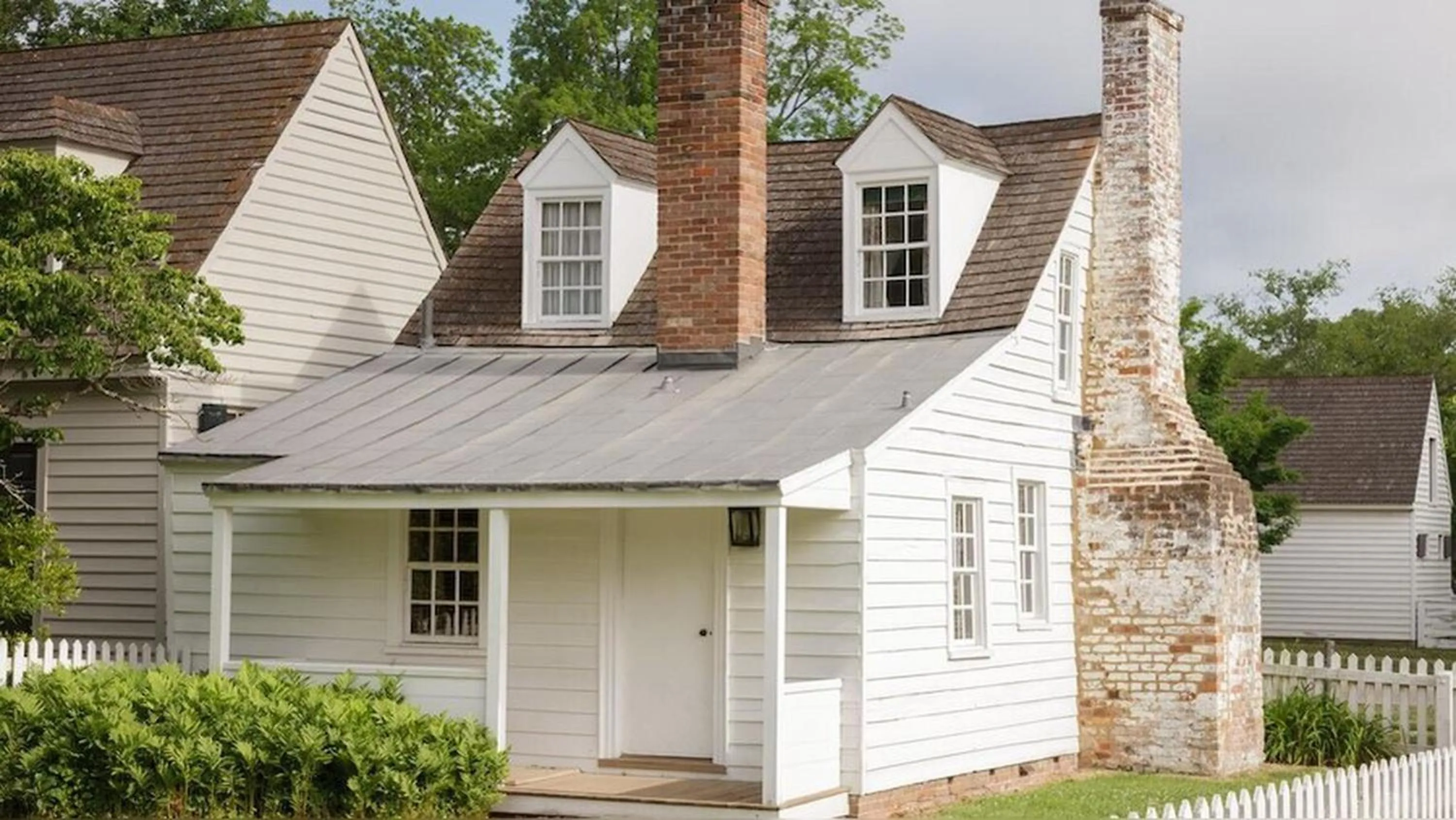 Property building in Colonial Houses, an official Colonial Williamsburg Hotel