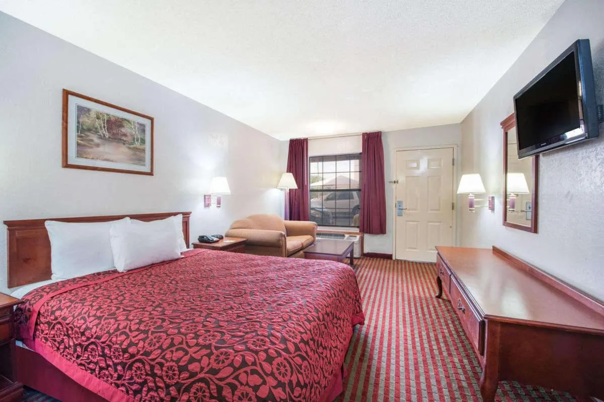 Bed in Days Inn by Wyndham McAllen