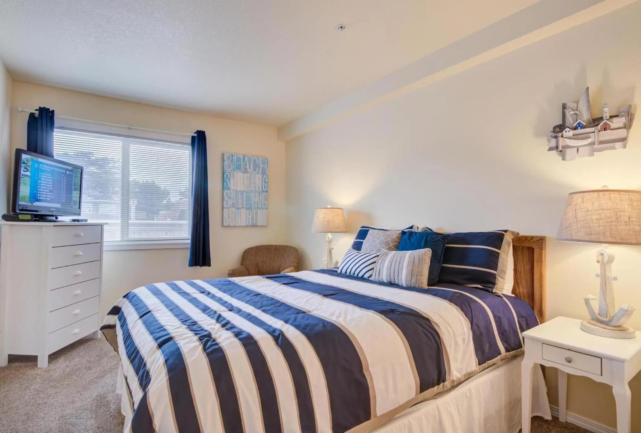 Bedroom, Bed in Sea Gypsy Rentals