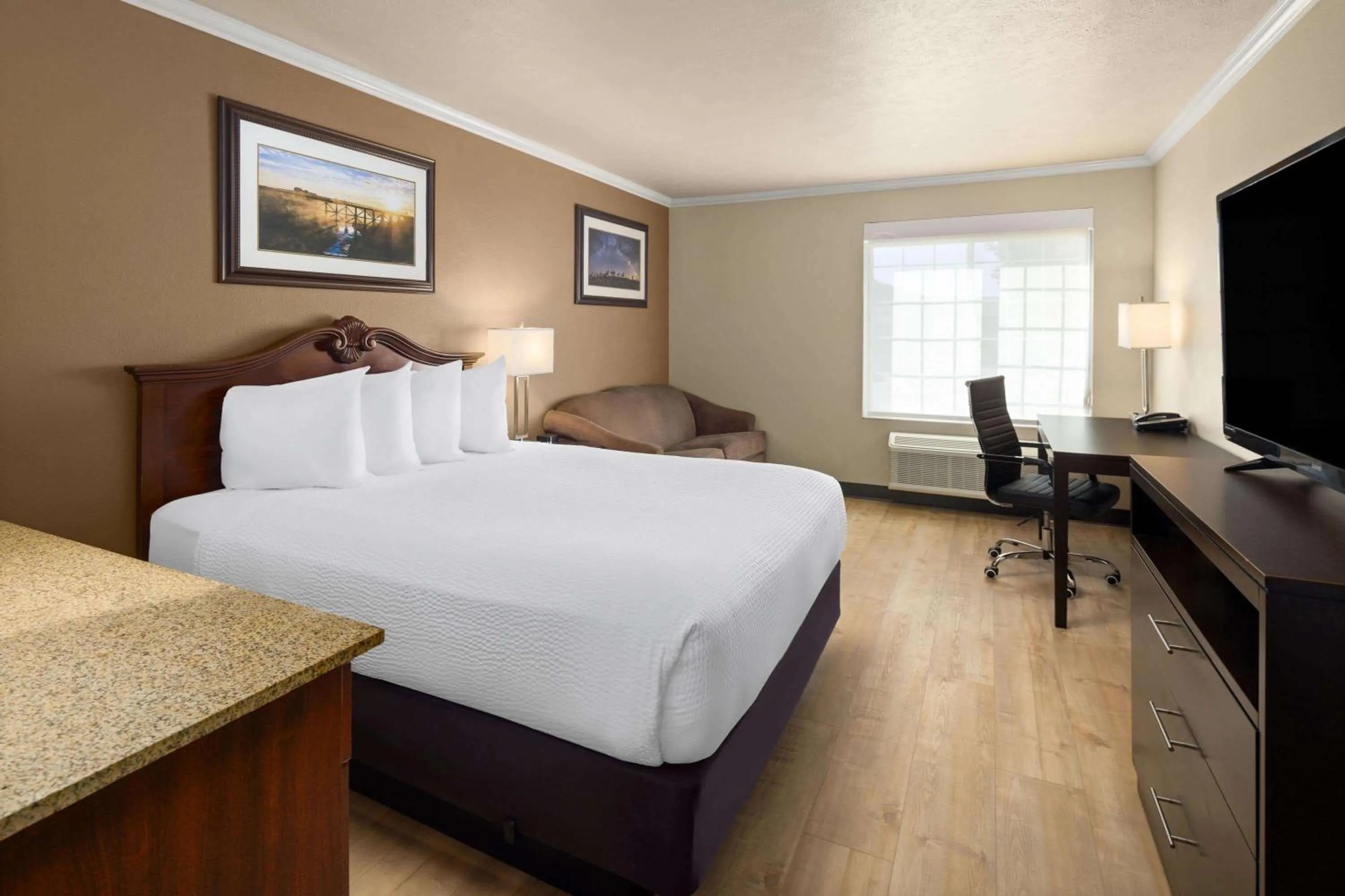 Photo of the whole room, Bed in Ramada by Wyndham Moses Lake