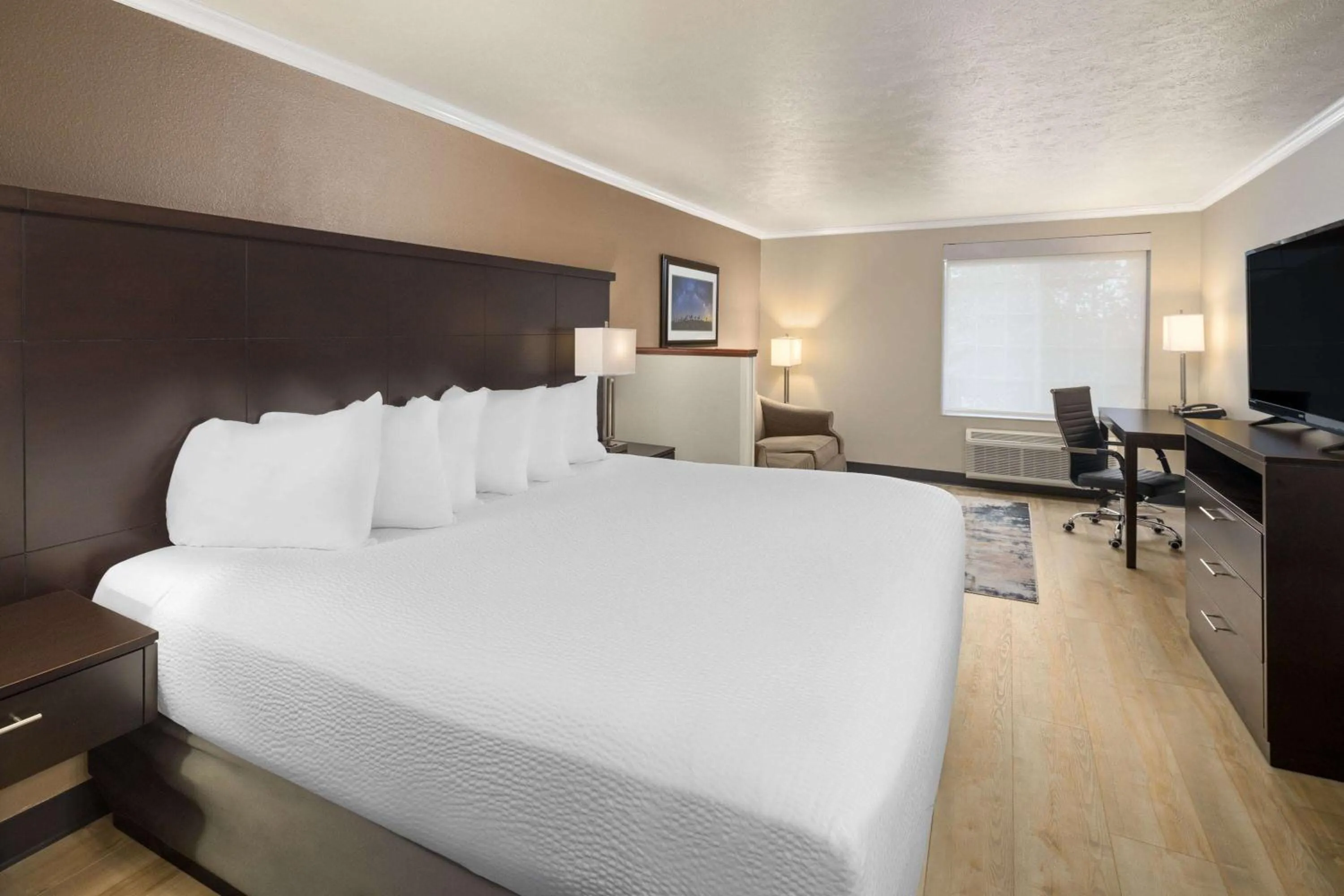 Photo of the whole room, Bed in Ramada by Wyndham Moses Lake