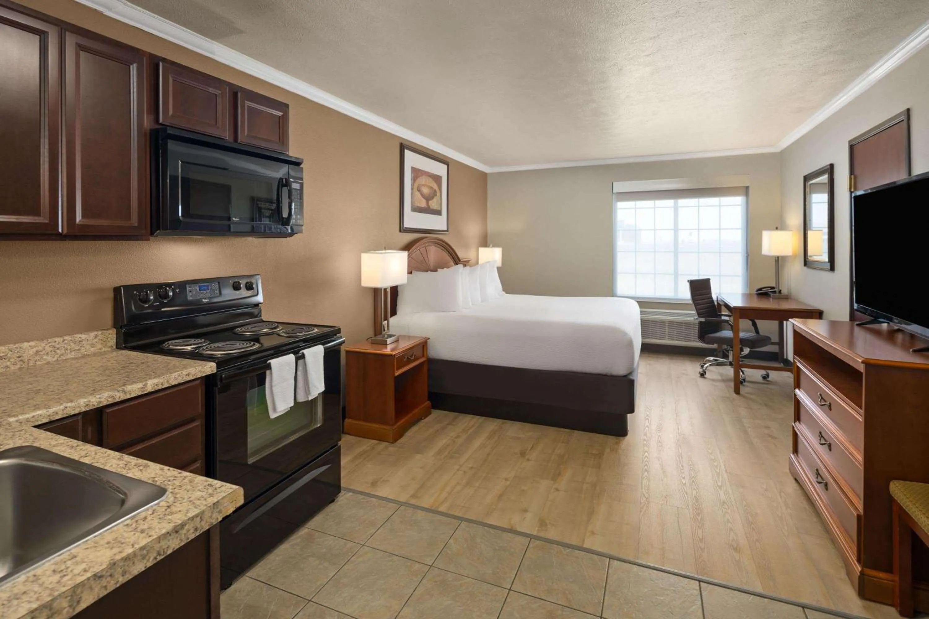 Photo of the whole room, Bed in Ramada by Wyndham Moses Lake