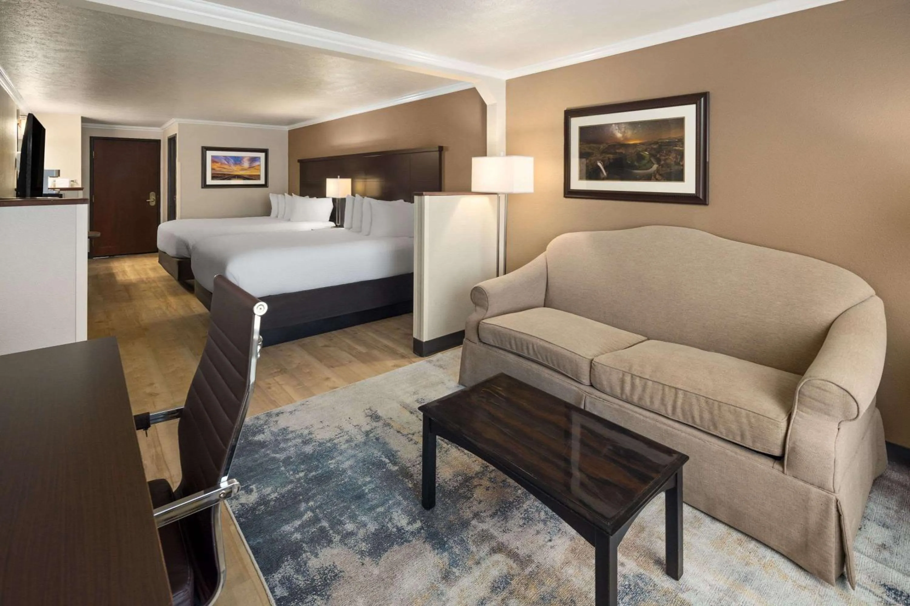 Photo of the whole room, Bed in Ramada by Wyndham Moses Lake