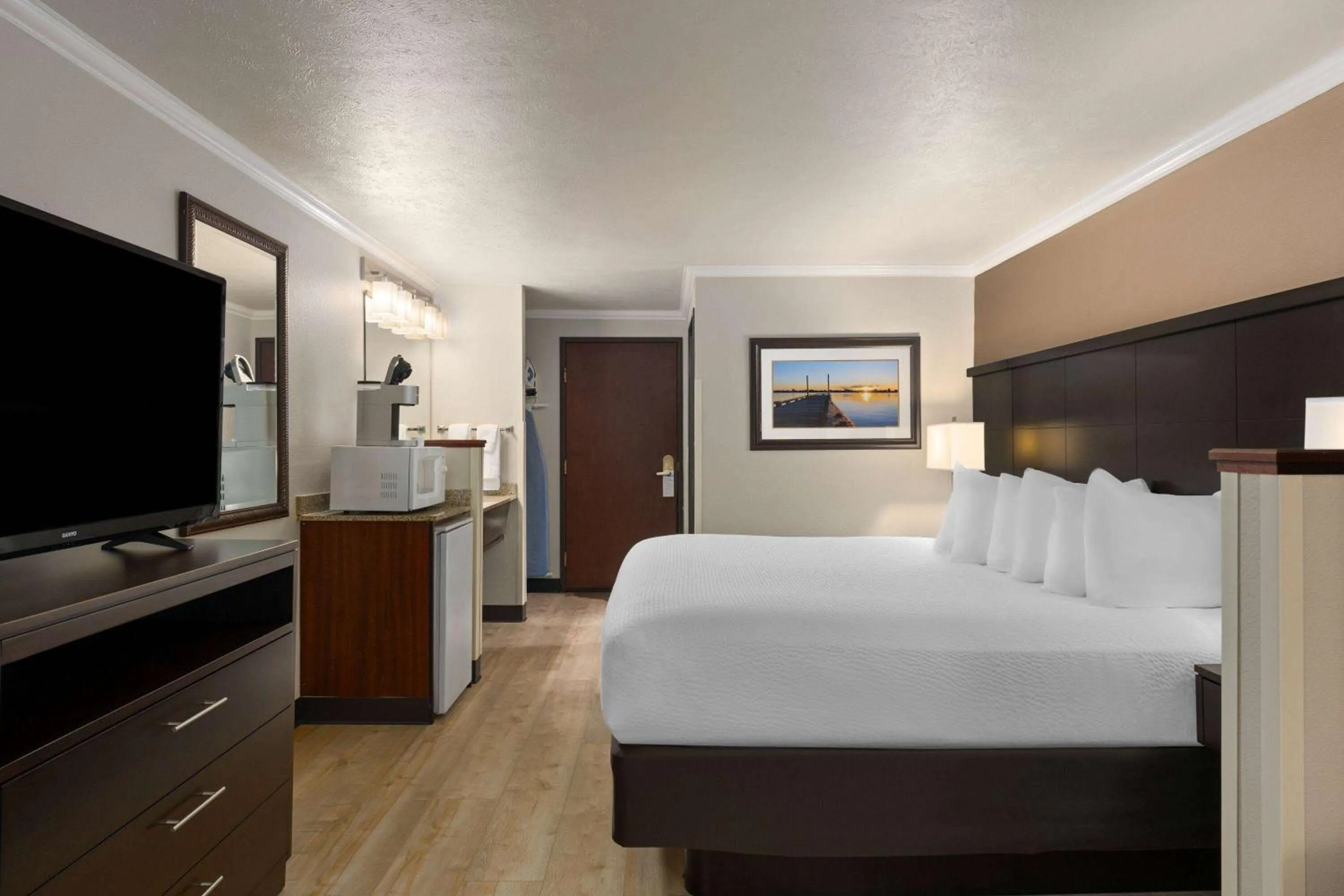Photo of the whole room, Bed in Ramada by Wyndham Moses Lake