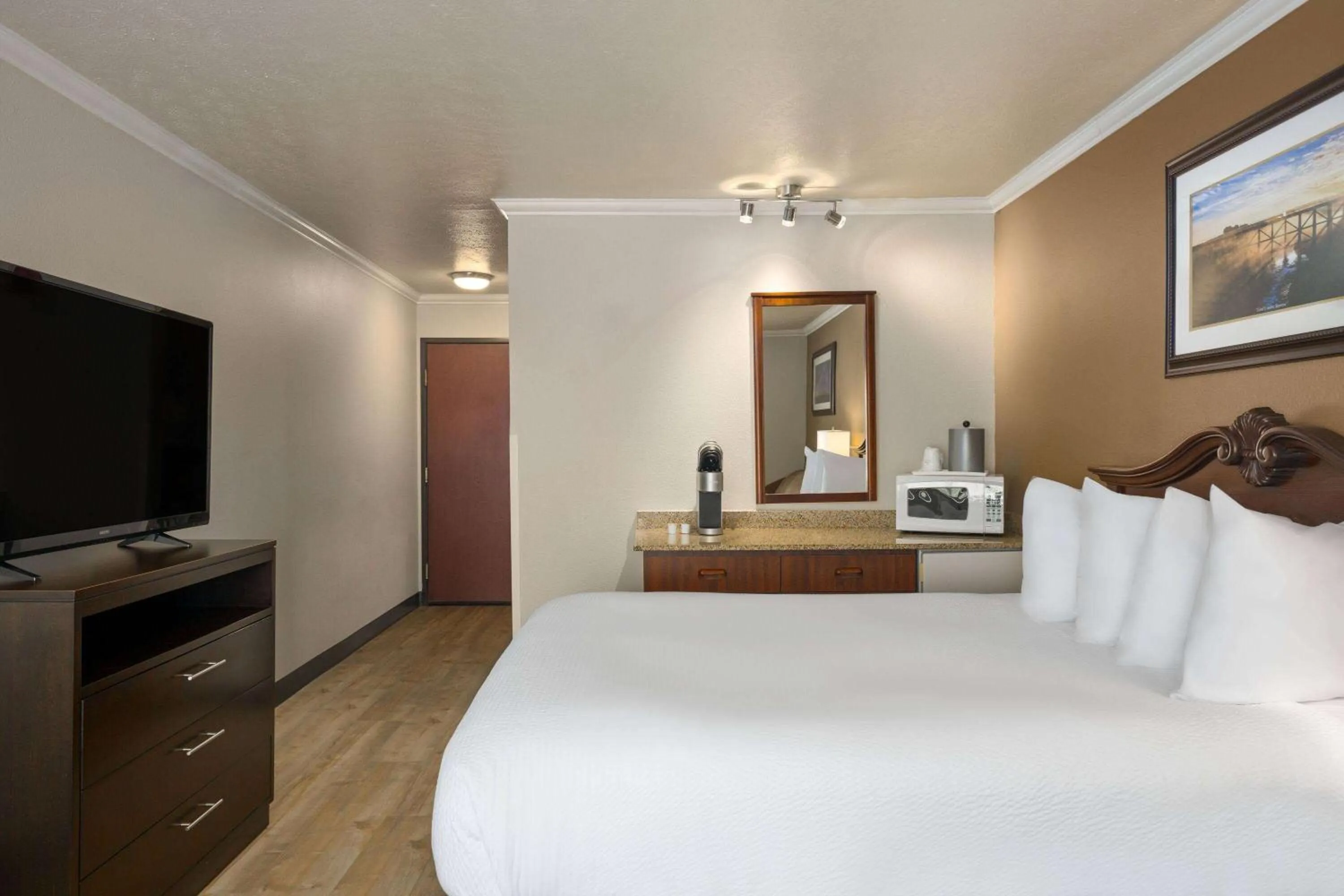 Photo of the whole room, Bed in Ramada by Wyndham Moses Lake