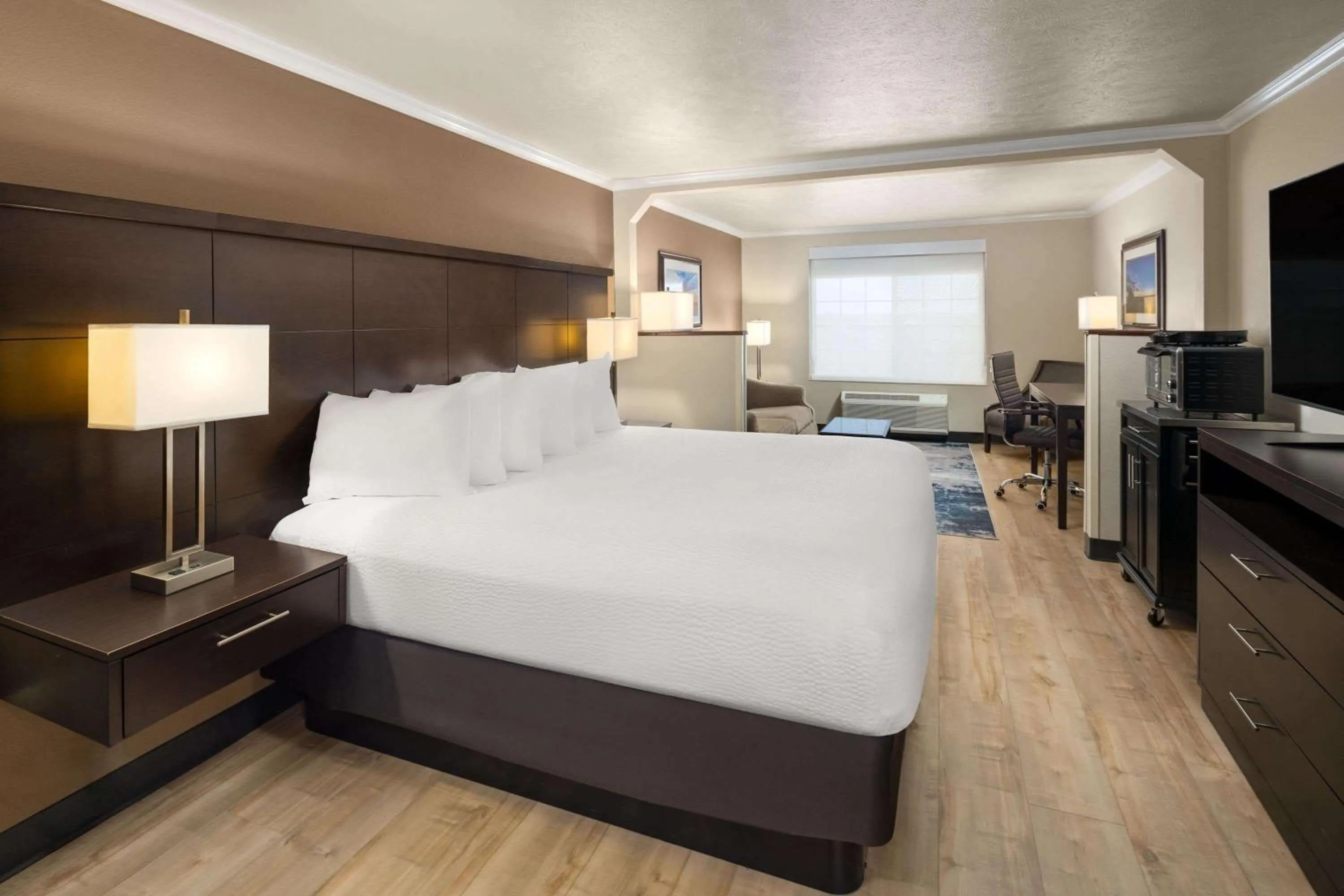 Photo of the whole room, Bed in Ramada by Wyndham Moses Lake