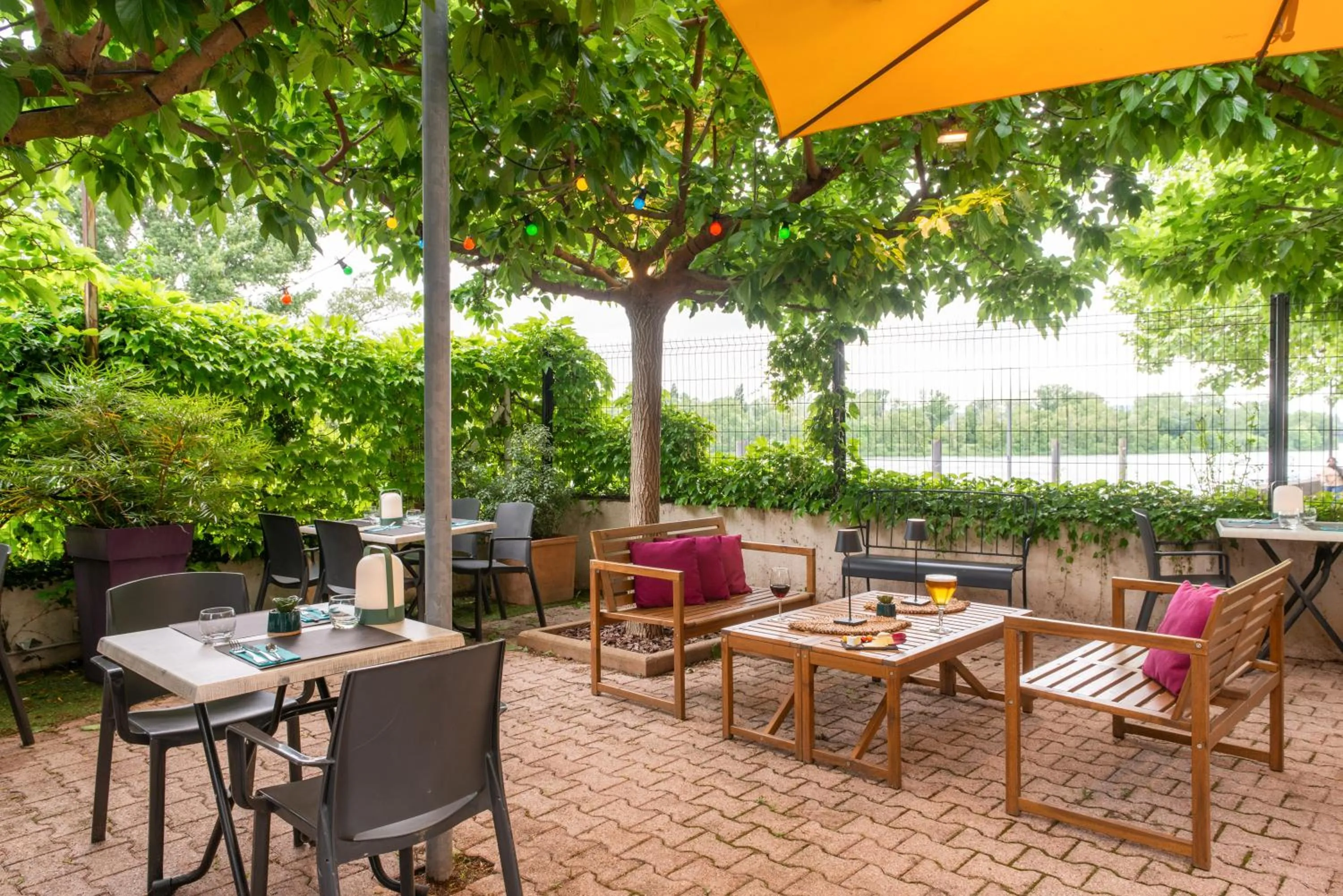 Patio in Kyriad Hotel Lyon Givors
