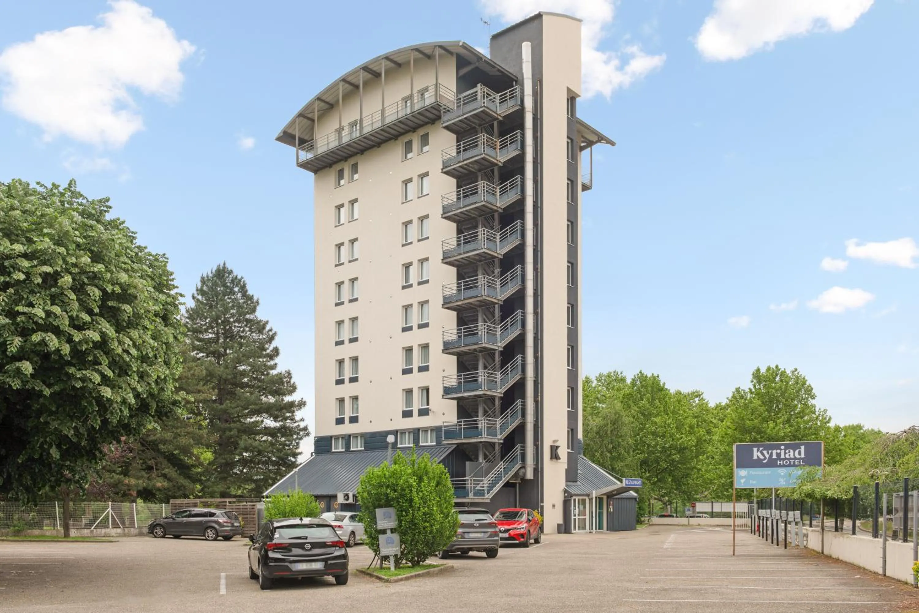 Parking in Kyriad Hotel Lyon Givors