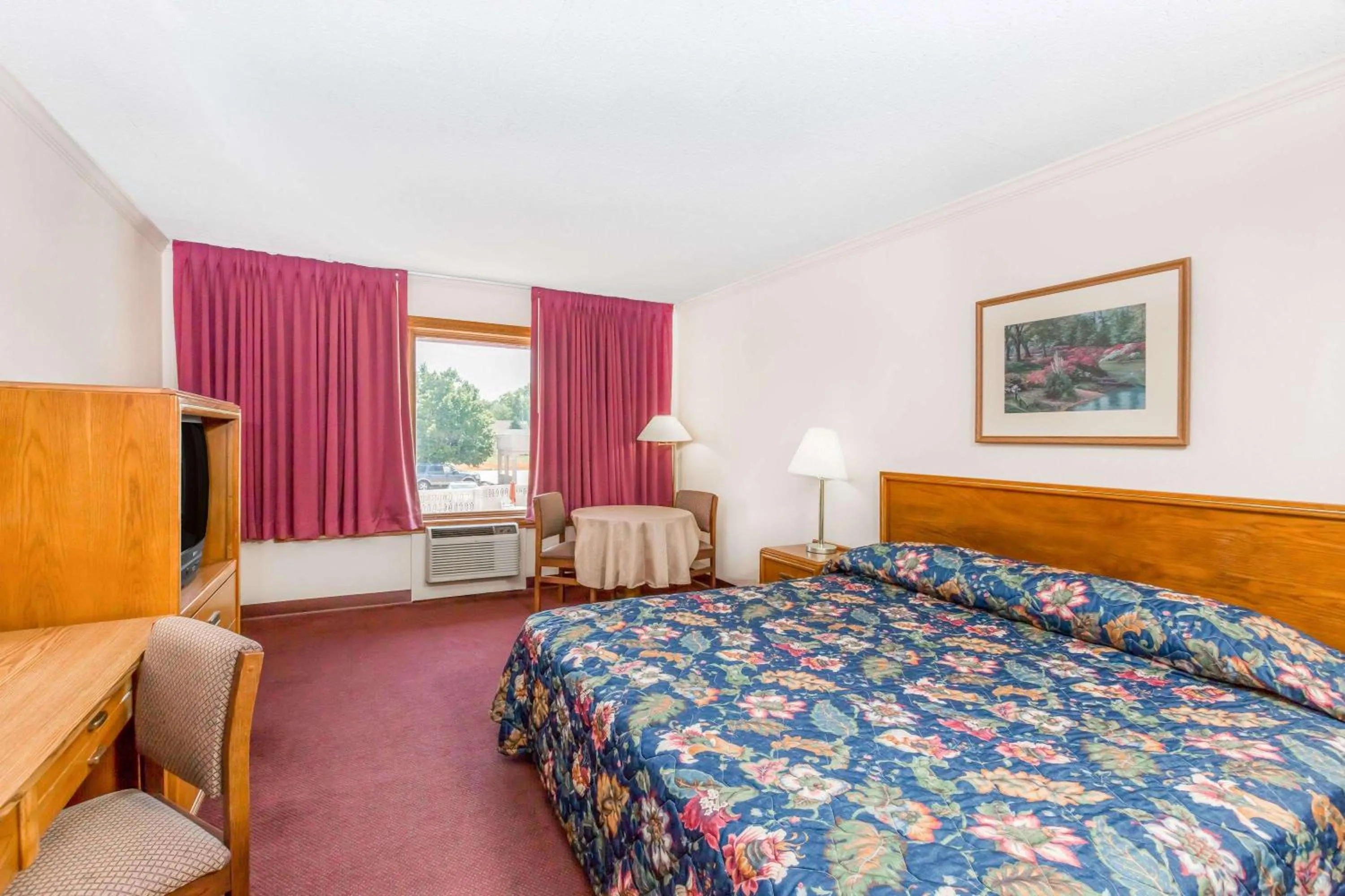 Photo of the whole room, Bed in Knights Inn & Suites South Sioux City