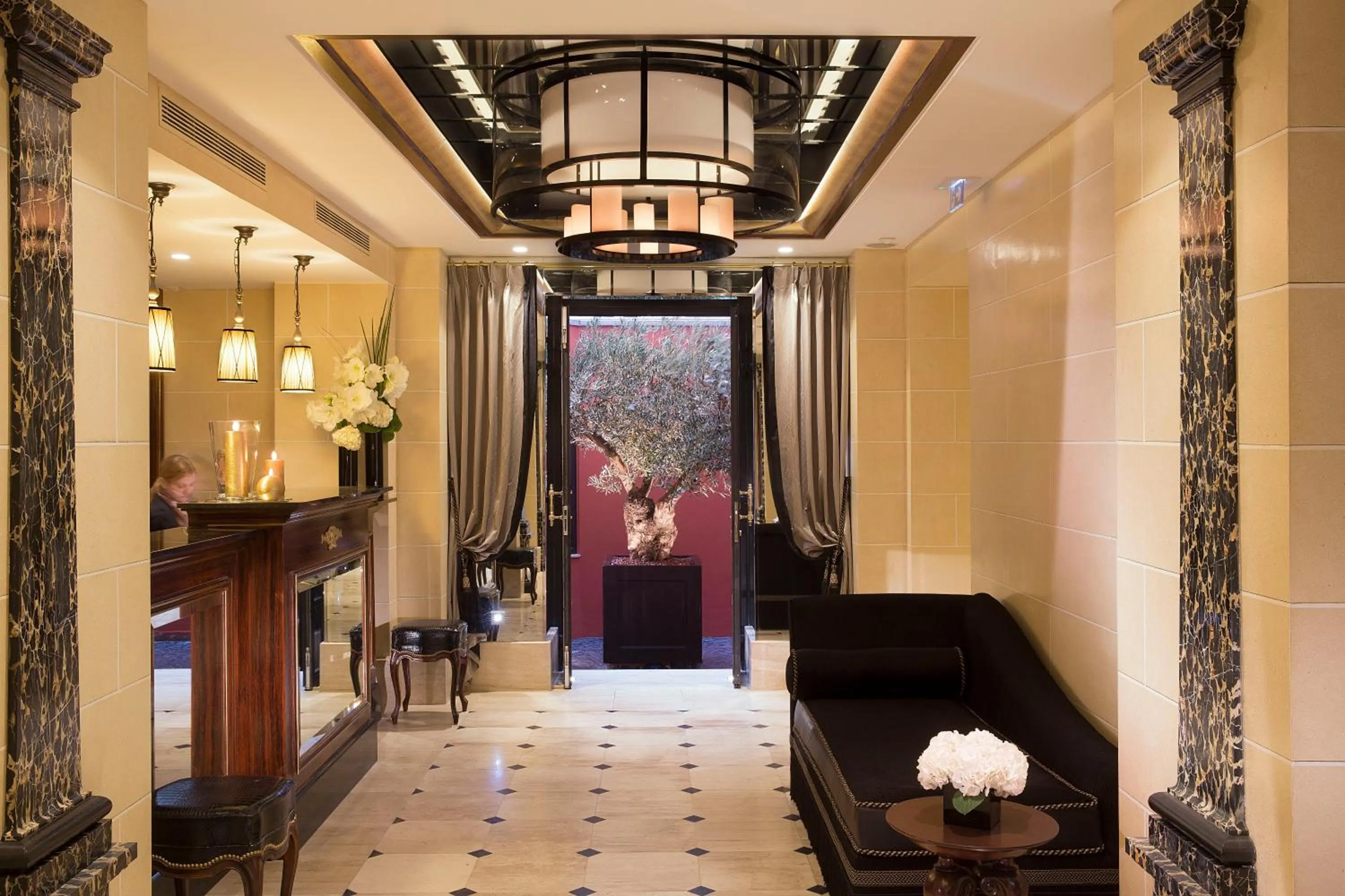 Lobby or reception in Le Belmont Paris
