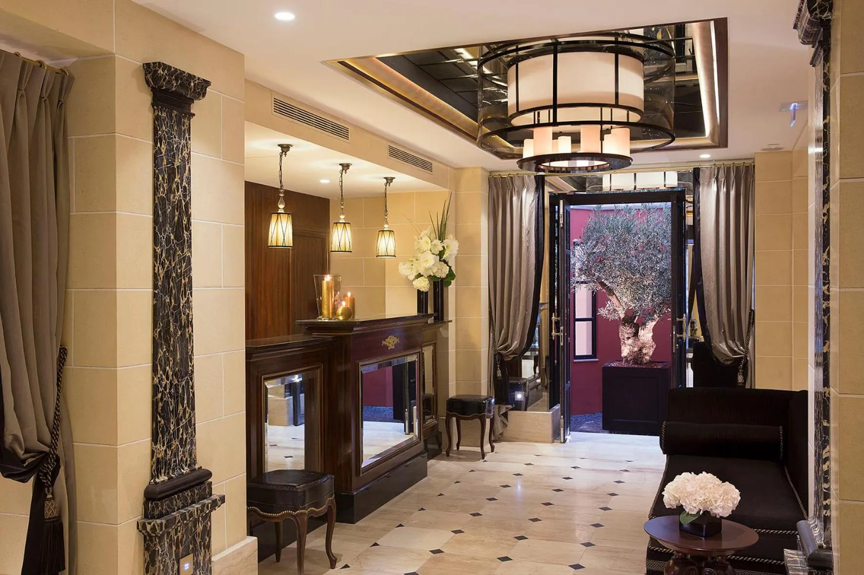 Lobby or reception in Le Belmont Paris