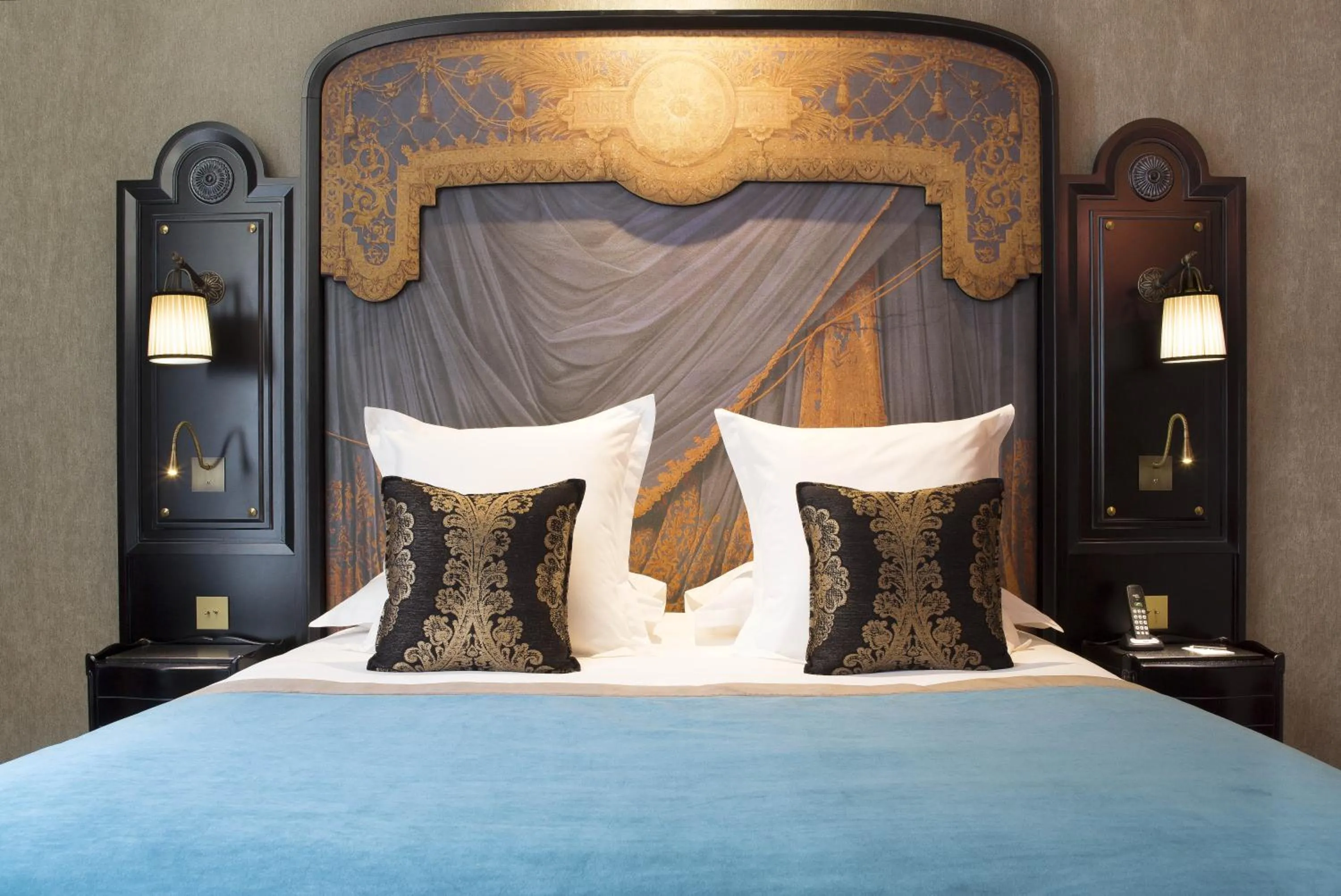 Bed in Le Belmont Paris