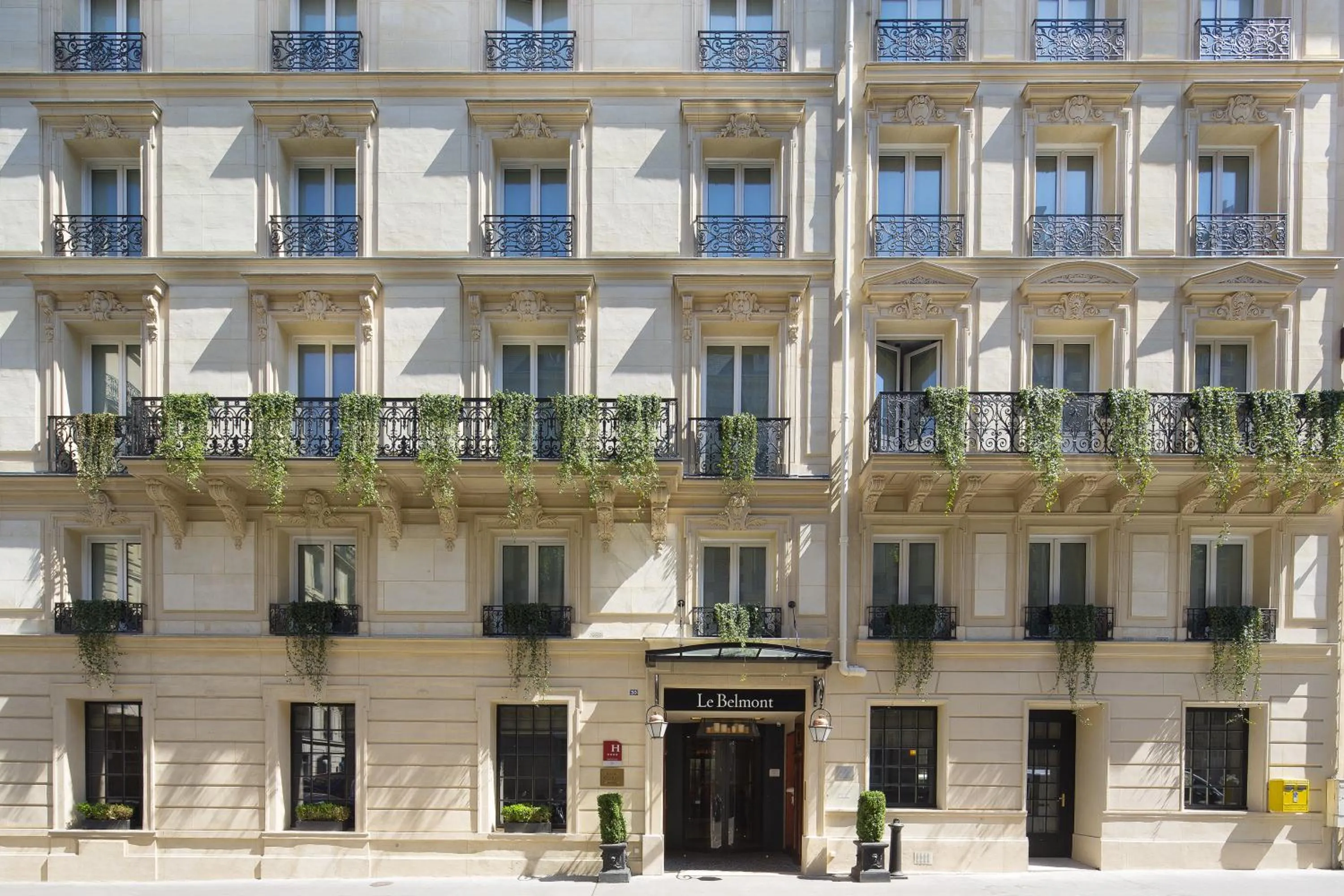Facade/entrance in Le Belmont Paris